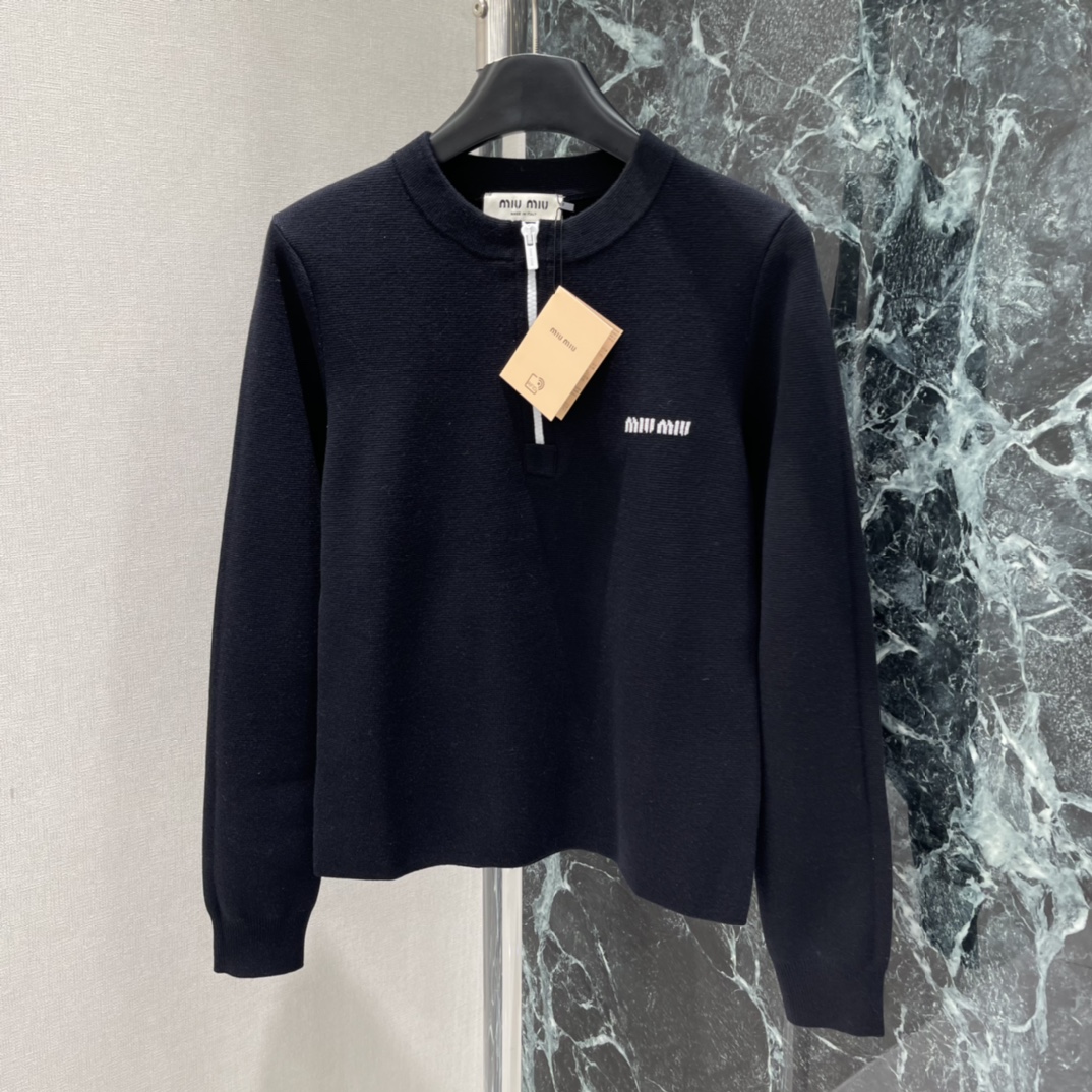 Miu 25秋冬新款 徽标半拉链针织衫 半拉链立领设计 休闲又有细节感 胸前白色刺绣徽标超有辨识度 单穿