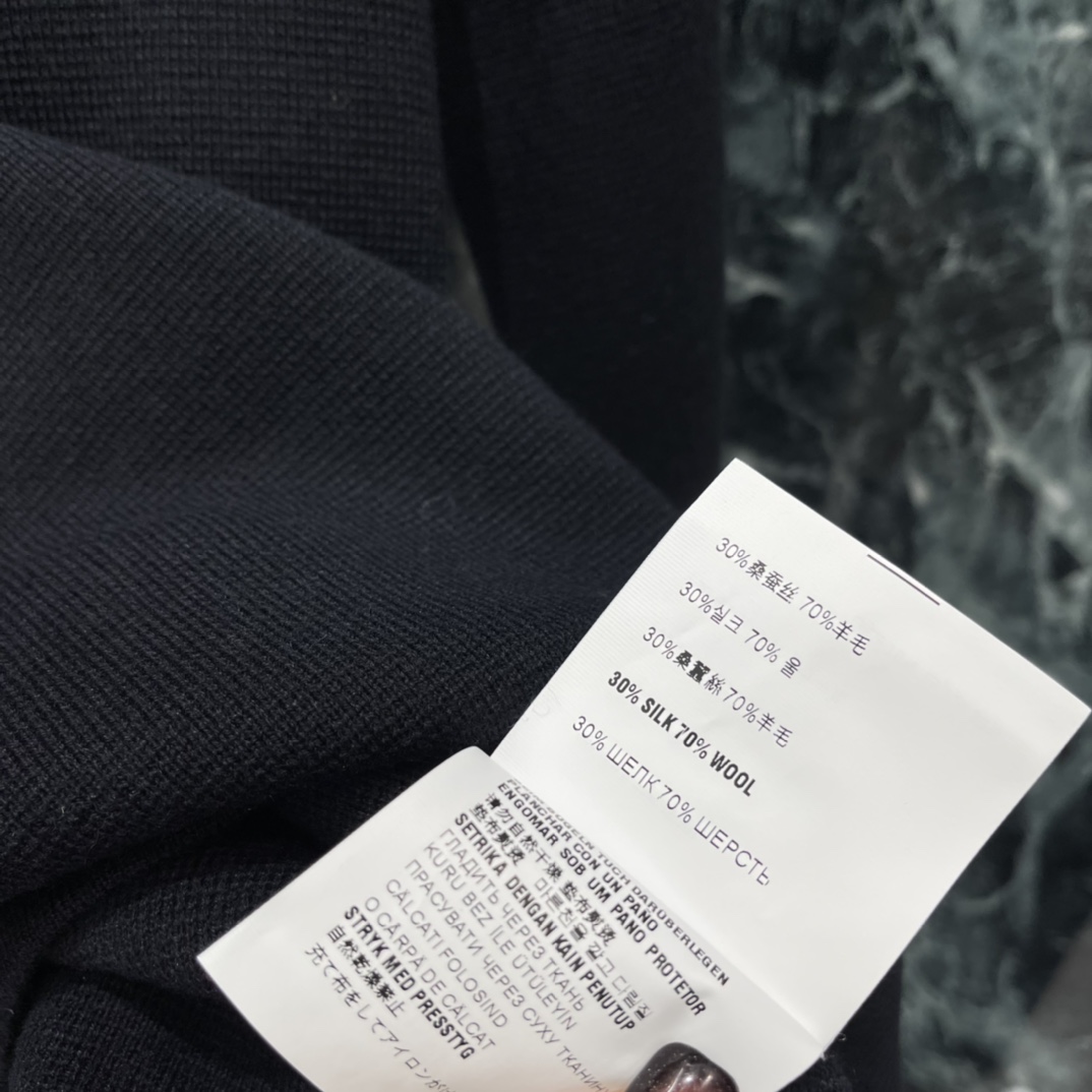 Miu 25秋冬新款 徽标半拉链针织衫 半拉链立领设计 休闲又有细节感 胸前白色刺绣徽标超有辨识度 单穿