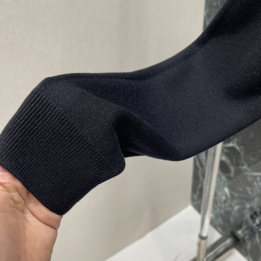 Miu 25秋冬新款 徽标半拉链针织衫 半拉链立领设计 休闲又有细节感 胸前白色刺绣徽标超有辨识度 单穿