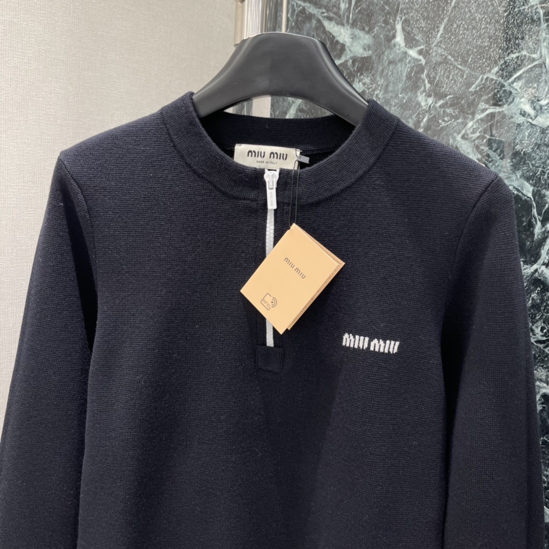 Miu 25秋冬新款 徽标半拉链针织衫 半拉链立领设计 休闲又有细节感 胸前白色刺绣徽标超有辨识度 单穿