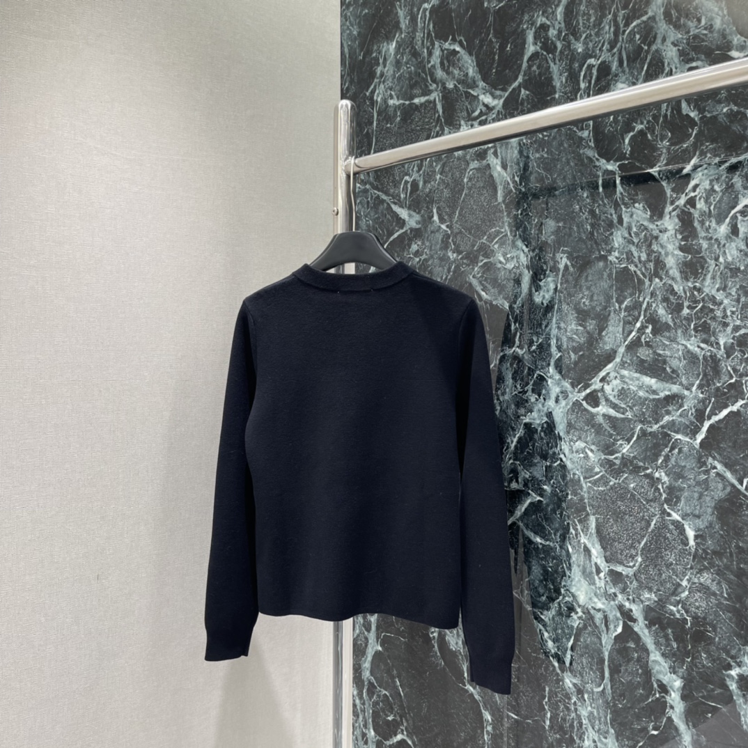 Miu 25秋冬新款 徽标半拉链针织衫 半拉链立领设计 休闲又有细节感 胸前白色刺绣徽标超有辨识度 单穿