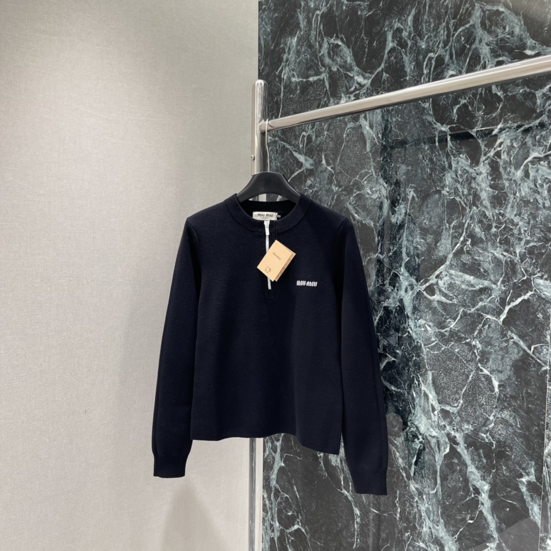 Miu 25秋冬新款 徽标半拉链针织衫 半拉链立领设计 休闲又有细节感 胸前白色刺绣徽标超有辨识度 单穿