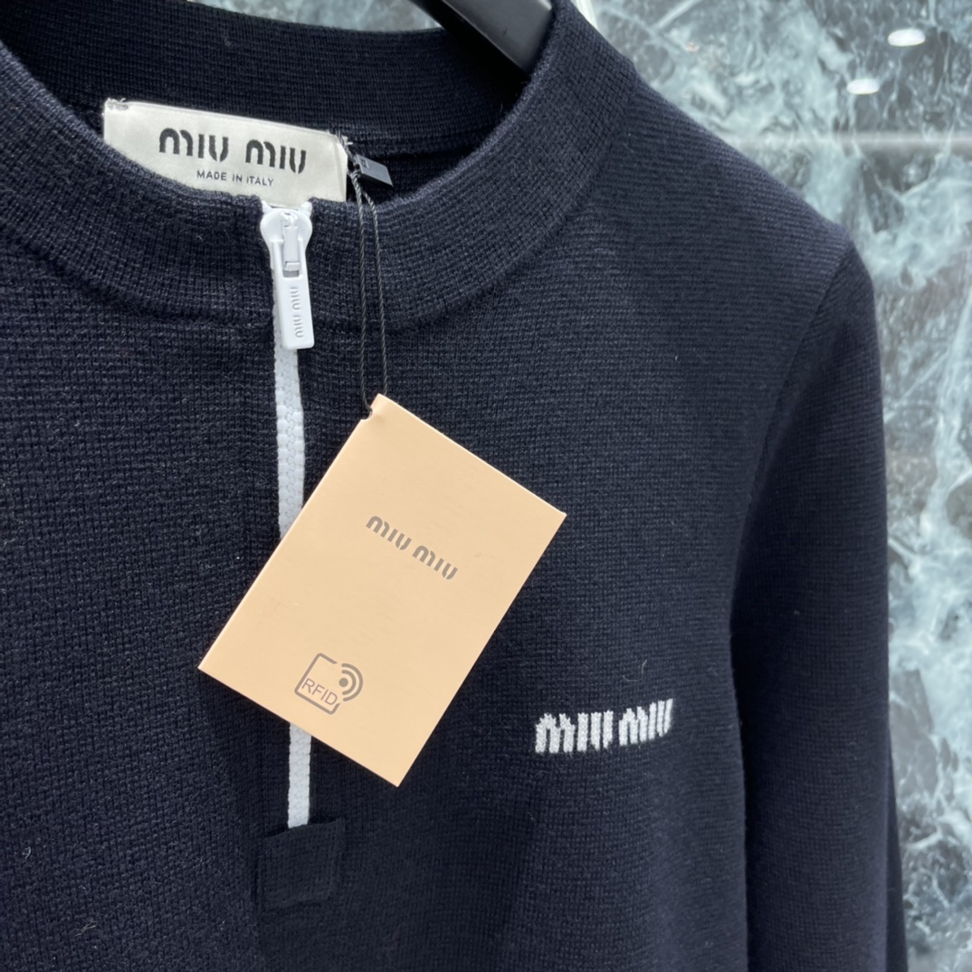 Miu 25秋冬新款 徽标半拉链针织衫 半拉链立领设计 休闲又有细节感 胸前白色刺绣徽标超有辨识度 单穿