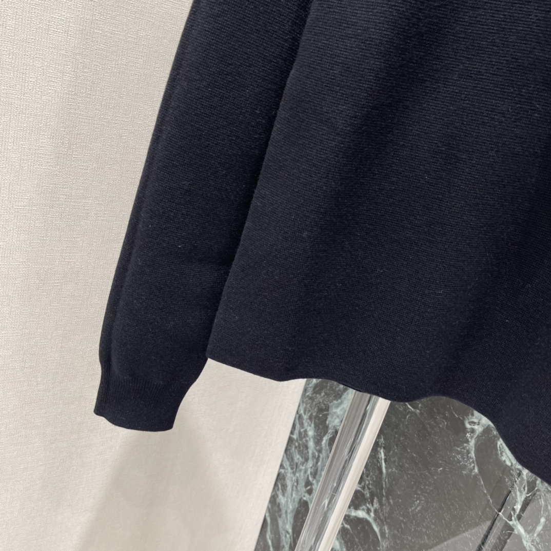 Miu 25秋冬新款 徽标半拉链针织衫 半拉链立领设计 休闲又有细节感 胸前白色刺绣徽标超有辨识度 单穿