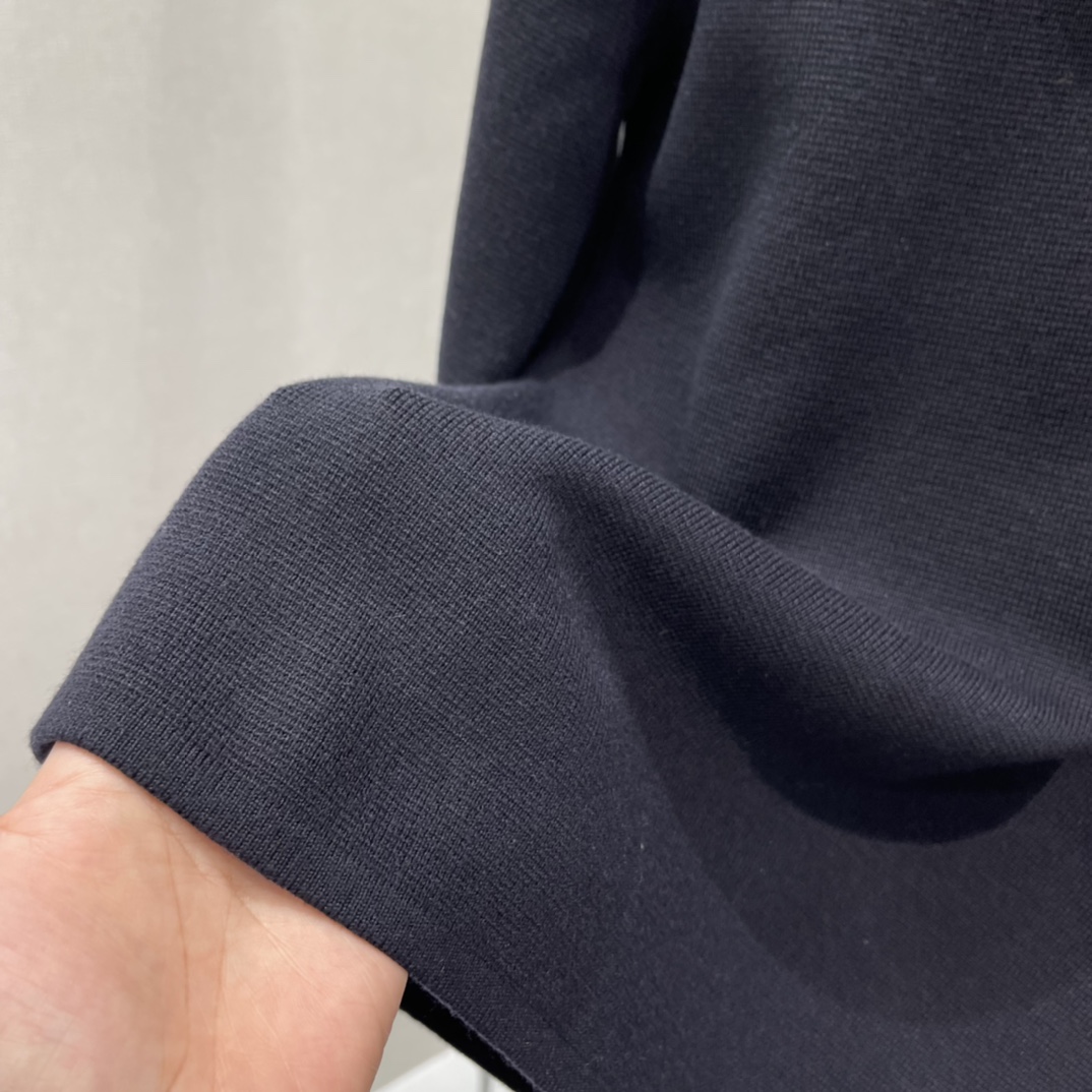 Miu 25秋冬新款 徽标半拉链针织衫 半拉链立领设计 休闲又有细节感 胸前白色刺绣徽标超有辨识度 单穿