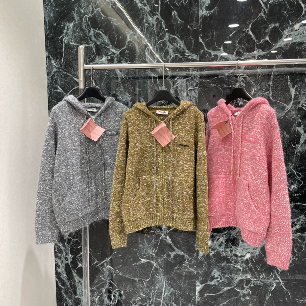 Miu 25秋冬新款 针织连帽外套 左胸有品牌刺绣徽标 细节满分 秋冬穿超舒服~连帽设计更防风 休闲随性