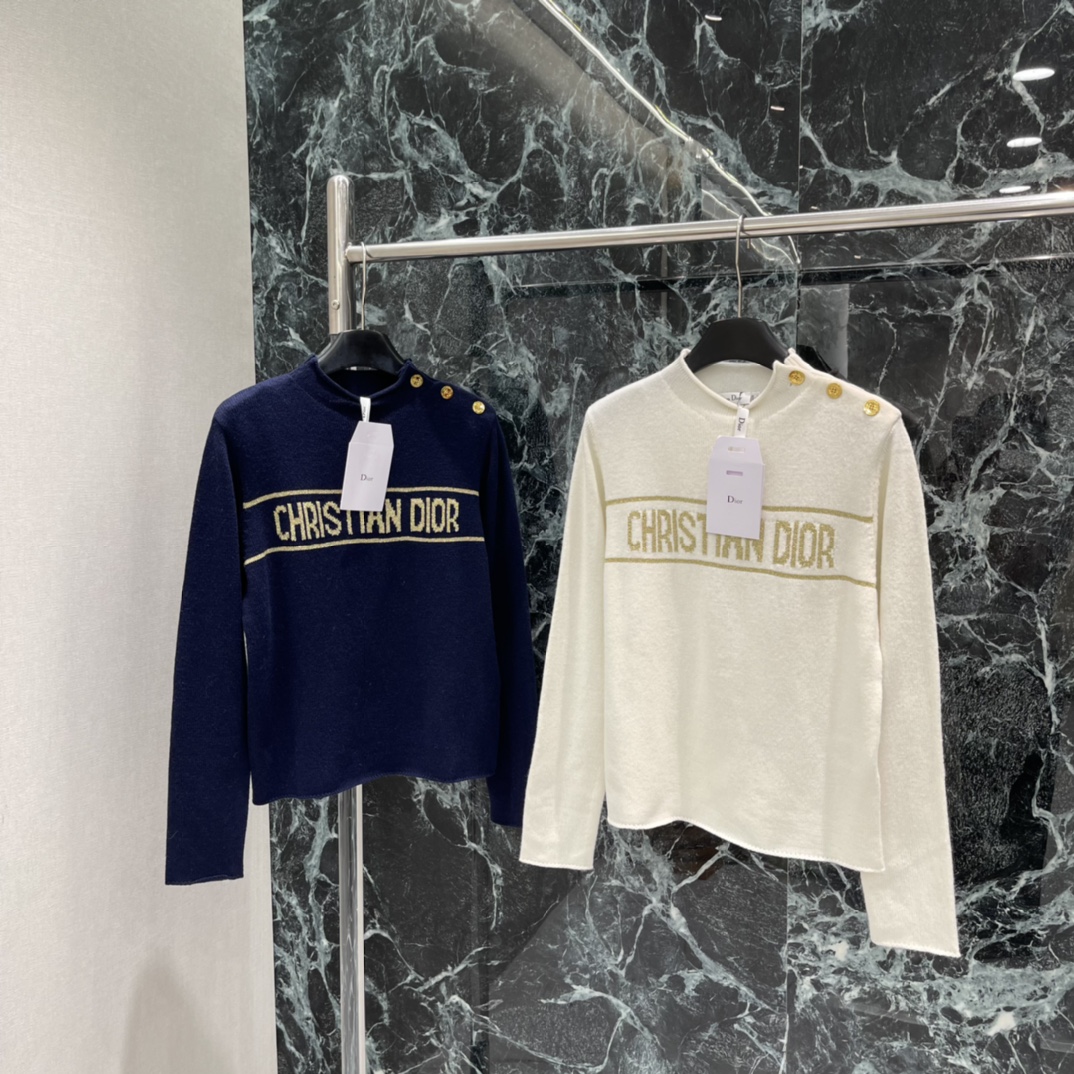 Ｄ家 25秋冬新款 金丝刺绣针织衫 胸前经典品牌字母金丝线刺绣细节满分 肩部金属扣设计 直角肩线条超显气