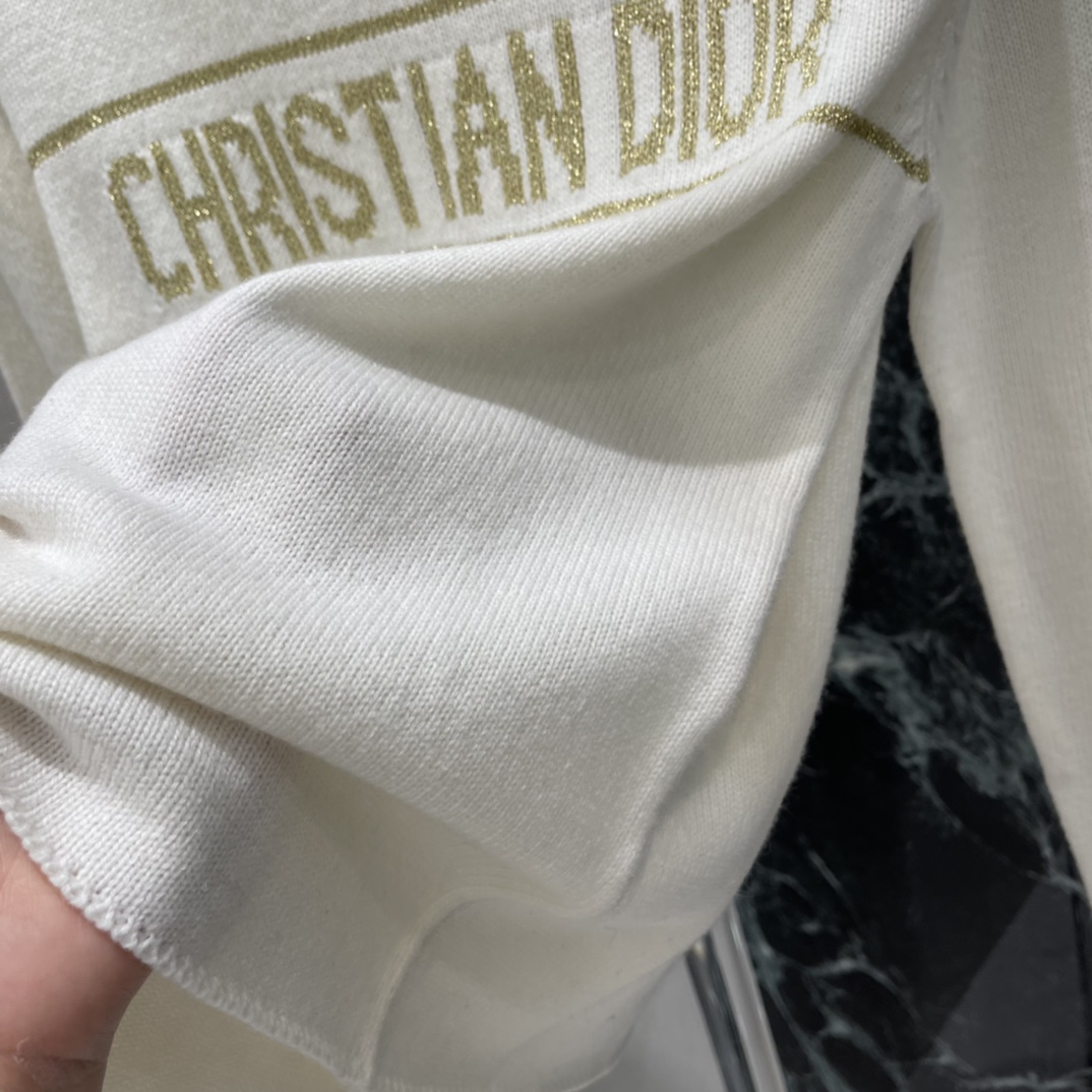 Ｄ家 25秋冬新款 金丝刺绣针织衫 胸前经典品牌字母金丝线刺绣细节满分 肩部金属扣设计 直角肩线条超显气