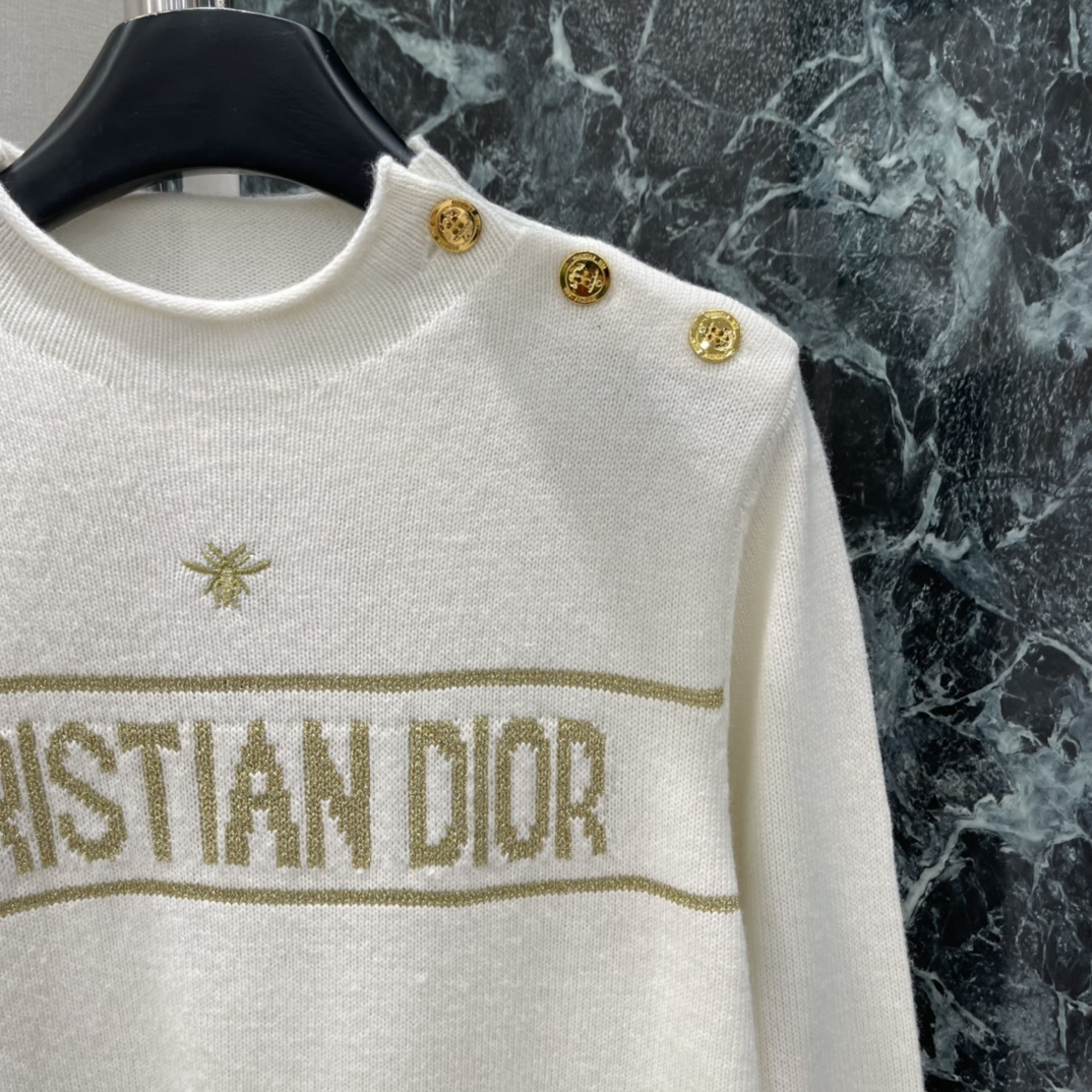 Ｄ家 25秋冬新款 金丝刺绣针织衫 胸前经典品牌字母金丝线刺绣细节满分 肩部金属扣设计 直角肩线条超显气