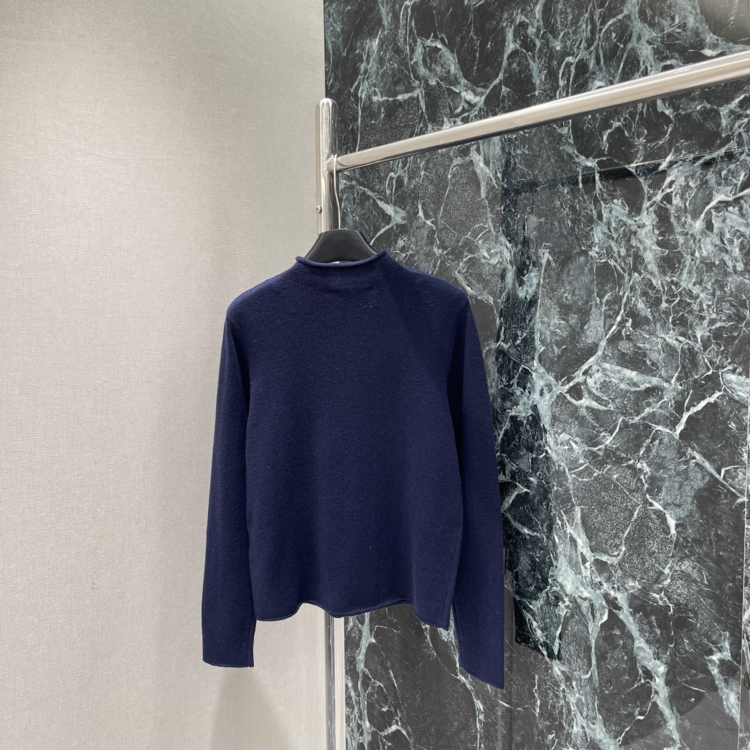 Ｄ家 25秋冬新款 金丝刺绣针织衫 胸前经典品牌字母金丝线刺绣细节满分 肩部金属扣设计 直角肩线条超显气