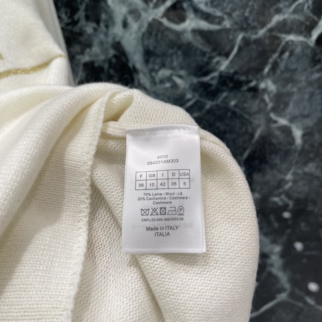 Ｄ家 25秋冬新款 金丝刺绣针织衫 胸前经典品牌字母金丝线刺绣细节满分 肩部金属扣设计 直角肩线条超显气