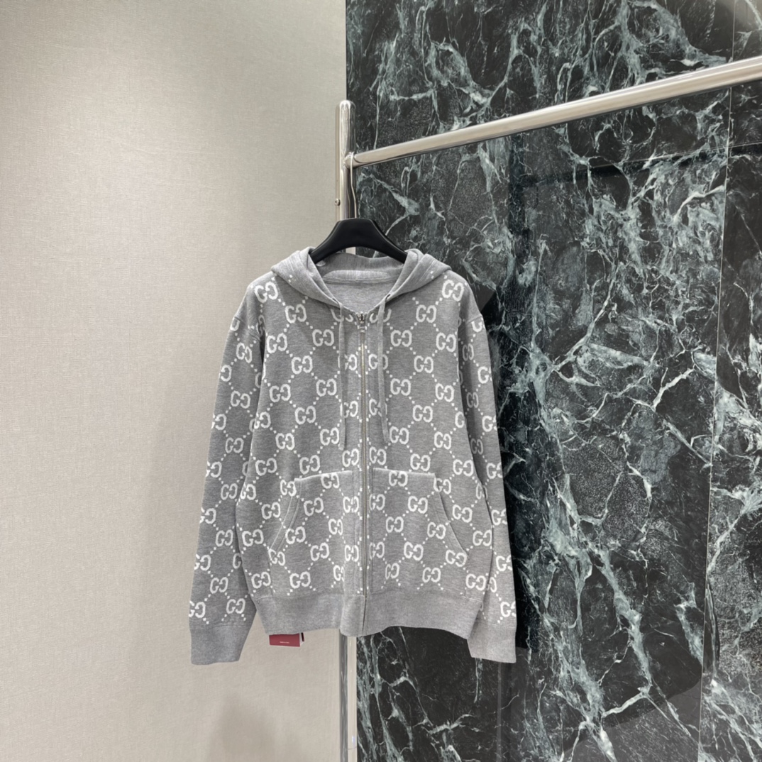 G家 25秋冬新款 GG提花双面连帽开衫 经典双G老花图案 辨识度超高!柔软又保暖 穿着舒适不臃肿 连帽