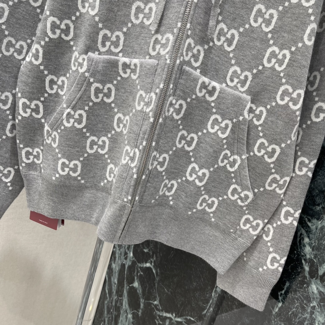 G家 25秋冬新款 GG提花双面连帽开衫 经典双G老花图案 辨识度超高!柔软又保暖 穿着舒适不臃肿 连帽