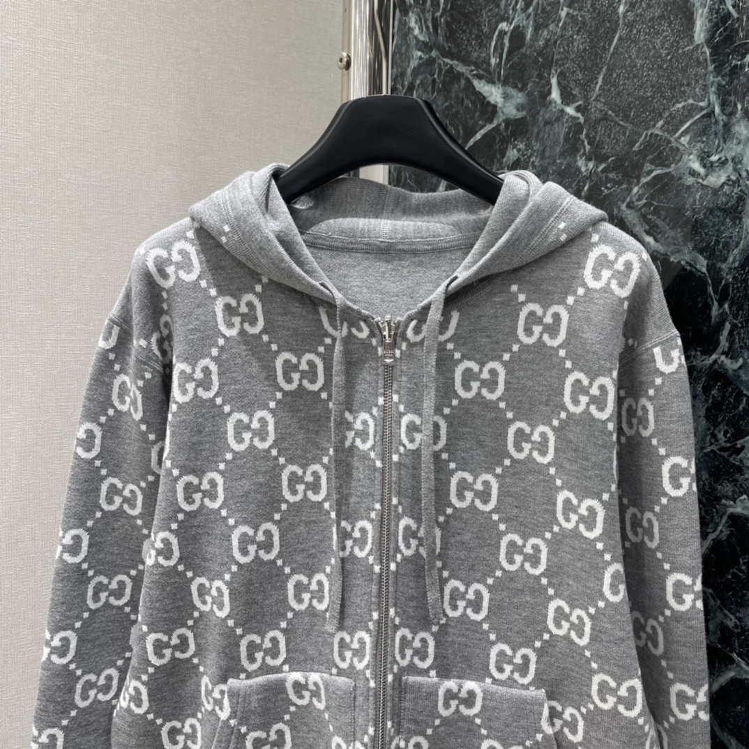 G家 25秋冬新款 GG提花双面连帽开衫 经典双G老花图案 辨识度超高!柔软又保暖 穿着舒适不臃肿 连帽