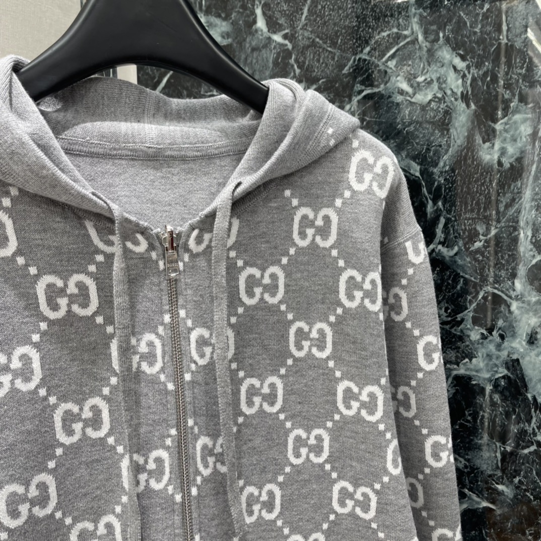 G家 25秋冬新款 GG提花双面连帽开衫 经典双G老花图案 辨识度超高!柔软又保暖 穿着舒适不臃肿 连帽