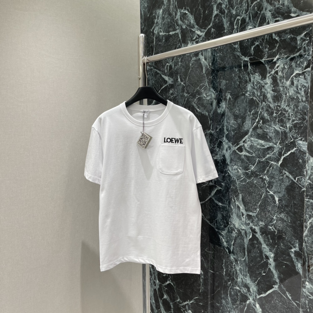 罗意威 25秋冬新款 刺绣字母口袋短袖T恤 胸前小口袋刺绣字母 简约又有辨识度 宽松版型 男女都能轻松驾