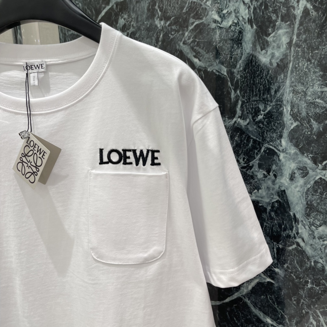 罗意威 25秋冬新款 刺绣字母口袋短袖T恤 胸前小口袋刺绣字母 简约又有辨识度 宽松版型 男女都能轻松驾