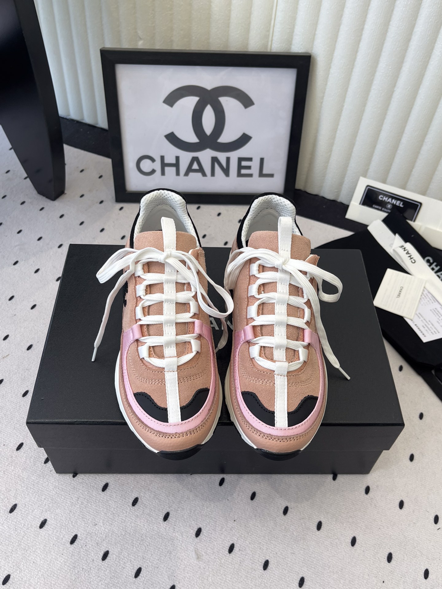 NO:617007,Chanel's new baseball shoes, the top version, Xiaoxiang 2025A, new baseball shoes are here~~~ The first hot style in early summer is coming. Baby, let's move your golden fingers!  CHANEL Chanel 25A latest thick-soled casual sports shoes. The counters are synchronized. The counters are very popular. A shoe that is very difficult to buy. The most popular thick-soled casual shoes on the Internet. As you can imagine, the small fragrance control cannot miss it. It has both good looks and comfort. Simple and versatile. The thick sole is super versatile. Whoever wears it with your eyes closed will look good. Cowhide upper stitching. Breathable mesh lining. TPU original outsole. Size:  35-40,casual shoes/sports shoes,chanel,chanel,sneakers,cowhide19860909Chanel新款棒球鞋 顶级版本 小香2025A 全新棒球鞋来啦~~~ 初夏第一爆款来袭 宝贝们金手指动起来！ CHANEL香奈儿25A最新款厚底休闲运动鞋 专柜同步 专柜非常火爆 非常难买的一款鞋 全网最火的厚底休闲鞋 可想而知小香控不可错过的 颜值与舒适并存的 简约百搭 厚底**超级百搭,闭眼入谁穿谁好看 鞋面牛皮拼接 内里透气网布里 大底TPU原版大底 Size: 35-40,休闲鞋/运动鞋,chanel,chanel,sneakers,cowhide,Women's Shoes
