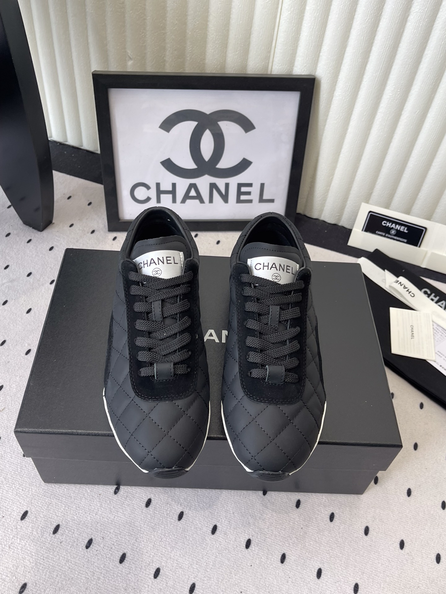 NO:617009,Chanel's new diamond baseball shoes, high version, purchased from the original version, developed and made, Xiaoxiang's latest hidden tennis shoes with soft diamond pattern, soft lambskin with big tongue and classic double C logo, full of retro feel, and the most versatile black and white color, a must-have casual shoe for coco girls, sole design with broken nails, fabric original custom lambskin diamond pattern, lining imported custom sheepskin + mesh, sole original molded broken nail rubber material  Size35-40,casual shoes/sports shoes,chanel,sneakers,sheepskin19860909Chanel新款菱格纹棒球鞋 高版本 原版购入开发做货 小香最新隐藏款网球鞋软菱格纹 柔软小羊皮配搭大鞋舌和经典双C logo满满的复古感又是最最最百搭的黑白配色 coco女孩必入的一款休闲鞋 鞋底碎钉设计 面料原版定制小羊皮菱格纹 内里进口定制羊皮+网里 鞋底原版开模碎钉橡胶材质 Size35-40,休闲鞋/运动鞋,chanel,sneakers,sheepskin,Women's Shoes
