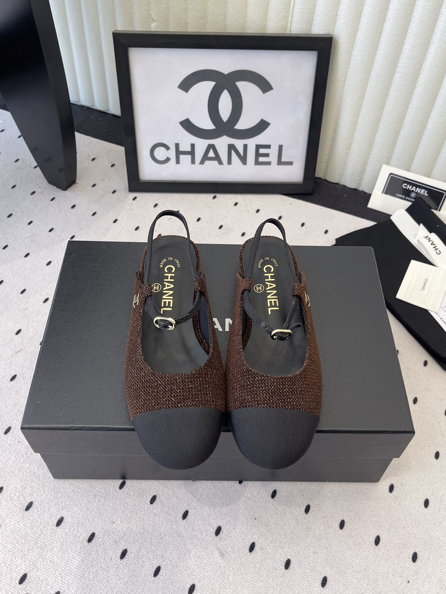 NO:616999,Chanel's new early spring shoes, high version. This is probably the charm of Xiaoxiang. Although it looks cold, it has a unique feeling when paired with black stockings. The rounded last is not picky at all for the shape of the foot. Imported denim upper, sheepskin lining, Italian genuine leather outsole Size35-39 (customized 40/41), sandals, chanel, sandals, sheepskin, Leather soles19860909Chanel新款早春单鞋 高版本 这大概就是小香的魅力 虽然看上去很冷但配上黑丝袜特有感觉圆尖的楦头对脚型完全不挑 进口牛仔布鞋面 羊皮内里 意大利真皮大底 Size35-39（40/41定制）,凉鞋,chanel,sandals,sheepskin,Leather soles,Women's Shoes