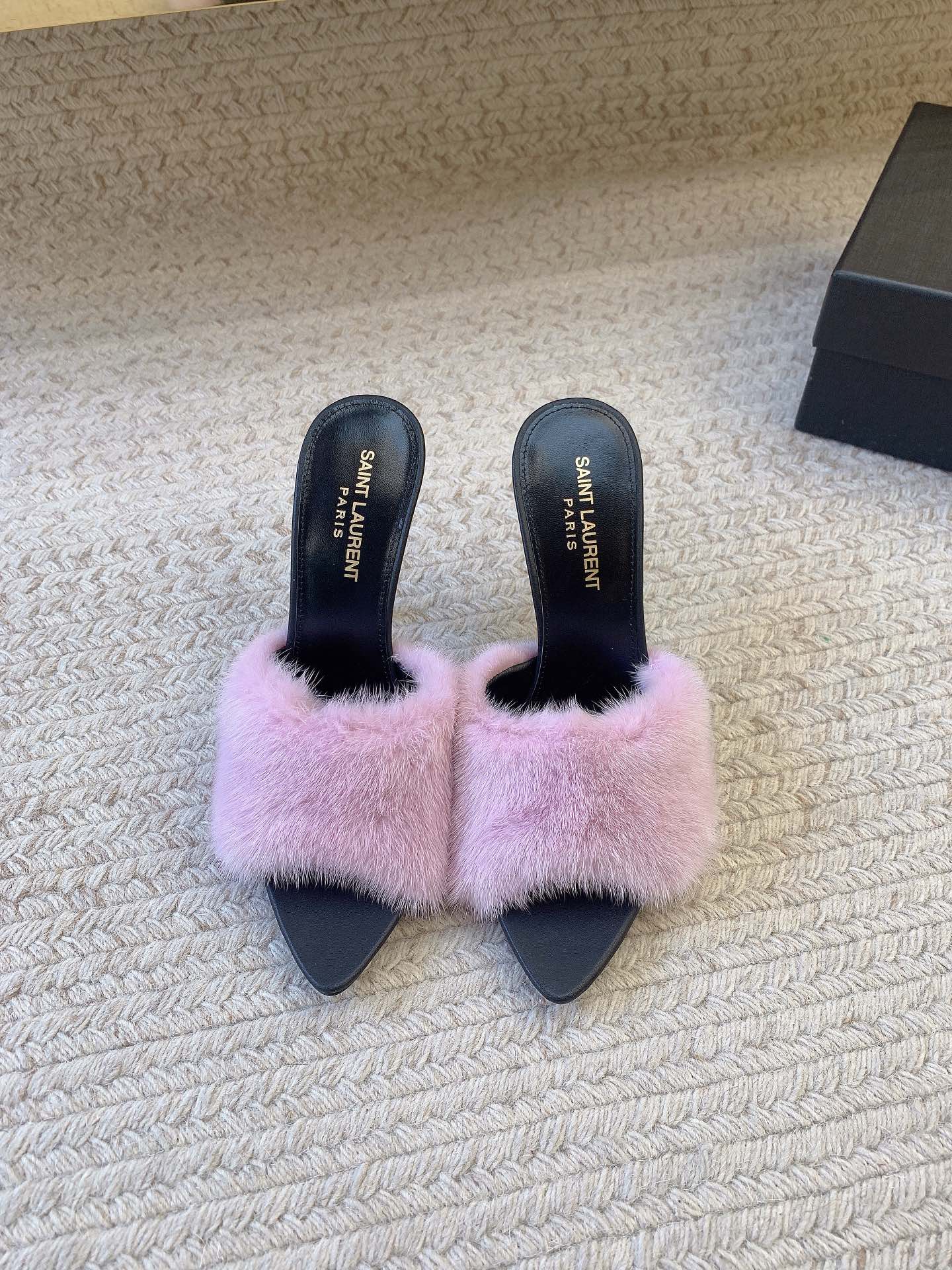 NO:927905,SAINT LAUREN* Yves Saint Laurent SS23LA16 series Muller pointed toe mink fur slippers, original last, top quality material, imported mink fur upper, imported sheepskin lining, heel height 10.5cm, size 35-39 (34, 40, 41, 42 customized, non-returnable and non-exchangeable), high heels, saint laurent, saint laurent, high heels, slippers, sheepskin19860909SAINT LAUREN*圣罗兰SS23LA16系穆勒尖头水貂毛拖鞋 原版套楦 顶级品质 材质 鞋面进口水貂毛 内里进口羊皮里 跟高10.5cm 码数35-39（34、40、41、42定做不退不换）,高跟鞋,saint laurent,saint laurent,high heels,slippers,sheepskin,Women's Shoes