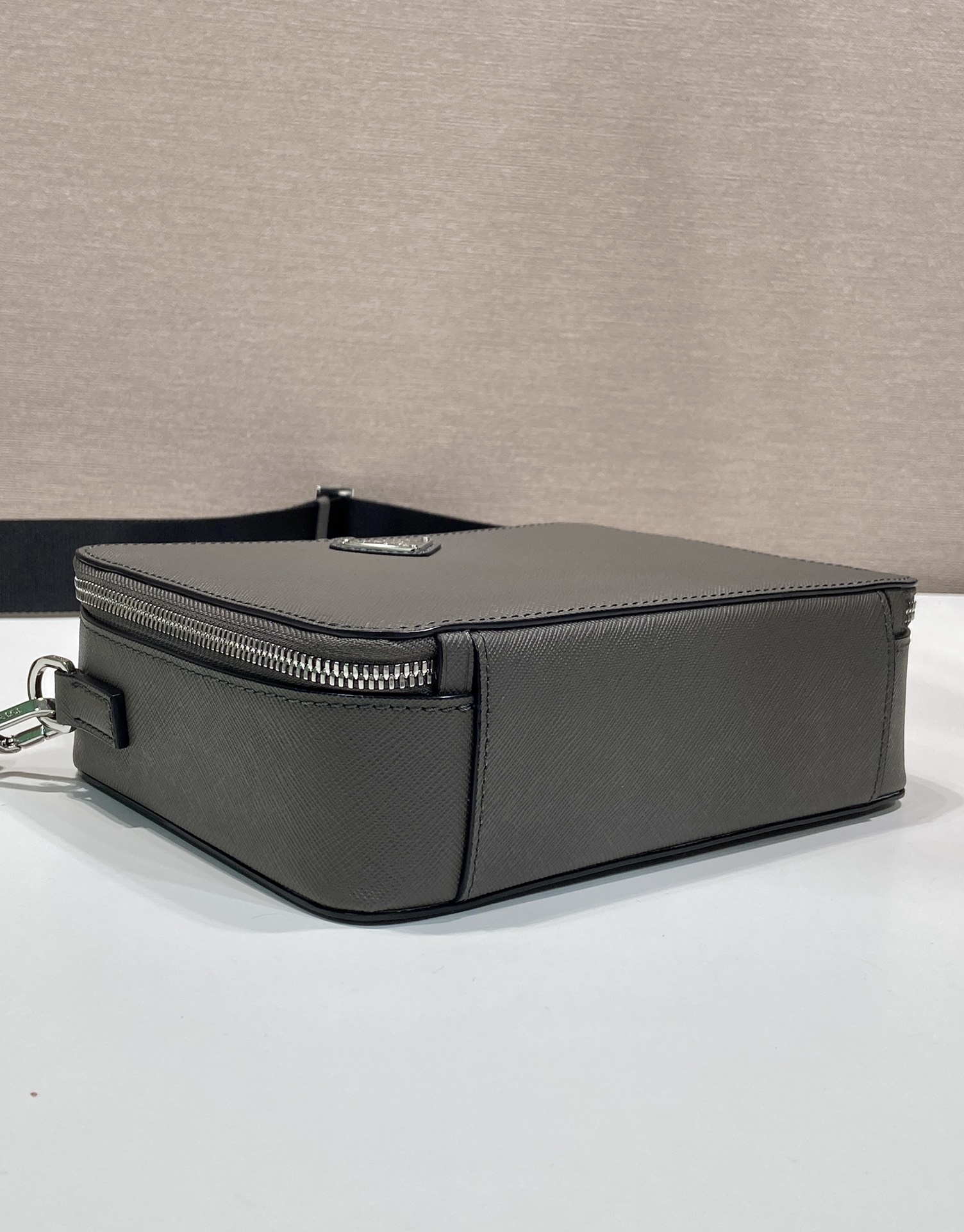 💰820🎉升级板🎉2VH069软木米色🎉🎉
这款Brique手袋采用Saffiano皮革打造，简约的线条彰显醒目的格调。标志性的Saffiano皮革材质是华美的代名词和意大利传统皮具制造工艺的身份象征。此款手袋设计优雅，配有提手、可拆卸的尼龙长肩带，更加简约又大气，赶紧入手手吧🎉🎉
长22x高16x底6cm
