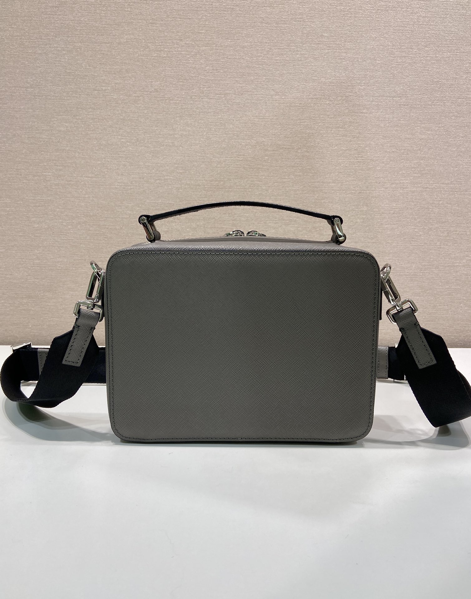 💰820🎉升级板🎉2VH069软木米色🎉🎉
这款Brique手袋采用Saffiano皮革打造，简约的线条彰显醒目的格调。标志性的Saffiano皮革材质是华美的代名词和意大利传统皮具制造工艺的身份象征。此款手袋设计优雅，配有提手、可拆卸的尼龙长肩带，更加简约又大气，赶紧入手手吧🎉🎉
长22x高16x底6cm
