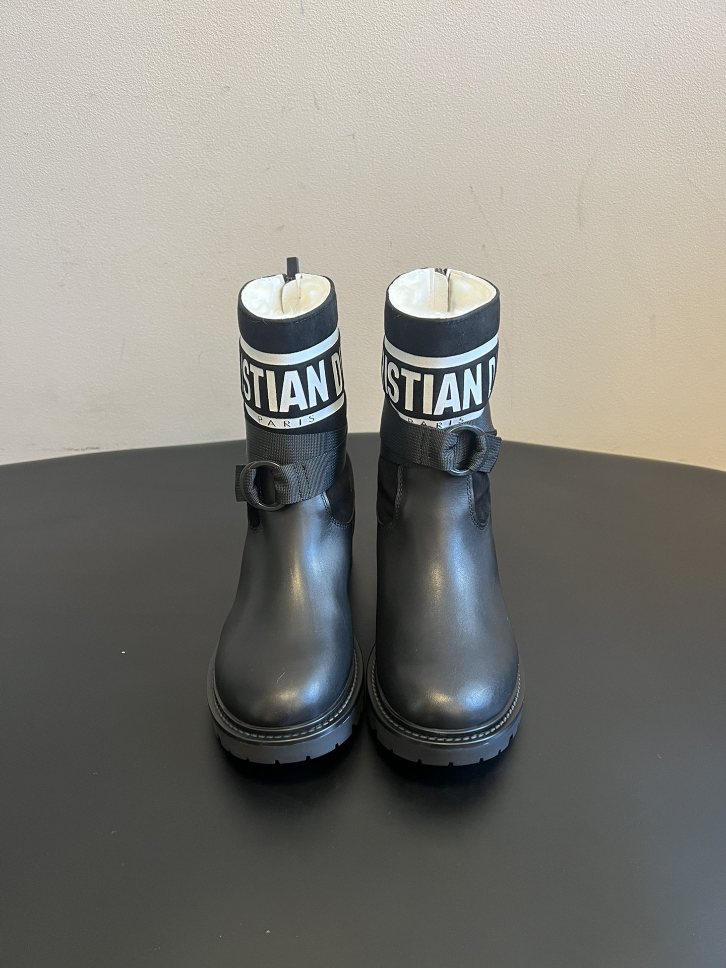 NO:628959,Dio*25ss new autumn and winter velvet buckle short boots. The iconic brand letter web boot shaft is paired with 'glossy leather + metal buckle straps', which combines high-luxury logo elements with street workwear and is highly recognizable. Made of Italian glossy calfskin + high-density webbing, the leather texture is crisp and shiny, and the webbing is wear-resistant and not easy to deform; the lambswool lining is soft and skin-friendly, and can keep you warm even if you wear it for a long time.  It can be worn with overalls for a 'high-street cool style', or with a short skirt for a 'sweet and cool lady look', or even with a coat for a casual and sophisticated style. It is a style with 'high style compatibility' for autumn and winter. The 4cm thick-soled toothed sole is both height-increasing and non-slip; the boot shaft is loose and not constricting, and is highly tolerant to various leg types, making it comfortable for daily commuting or shopping. The upper is cowhide/cow suede, and the lining is cowhide/wool. The outsole is an original open-molded outsole.  Increased height by 5cm, size 35-41 (customization of size 40 is non-returnable) leather, wool, boots, dior, boots, skirts, cowhide19860909Dio*25ss 秋冬新款加绒搭扣短靴 标志性的品牌字母织带靴筒,搭配“亮面皮革+金属扣绑带”,把高奢logo元素和街头工装感融合,辨识度极强；采用意大利亮面小牛皮+高密度织带,皮革质感挺括有光泽,织带耐磨不易变形；羊羔毛衬里柔软亲肤,长时间穿也能保持温暖. 既能搭工装裤走“高街潮酷风”,也能配短裙穿出“甜酷大小姐感”,甚至能搭大衣走轻熟路线,是秋冬“风格兼容性很高”的款.4cm厚底齿状鞋底,既增高又防滑；靴筒宽松不勒腿,对各种腿型包容度高,日常通勤或逛街都很舒适. 鞋面牛皮/牛反绒 内里牛皮/羊毛 大底原版开模大底 增高5cm size35-41码（40码定制不退换） 皮里 毛里,靴子,dior,boots,skirts,cowhide,Women's Shoes