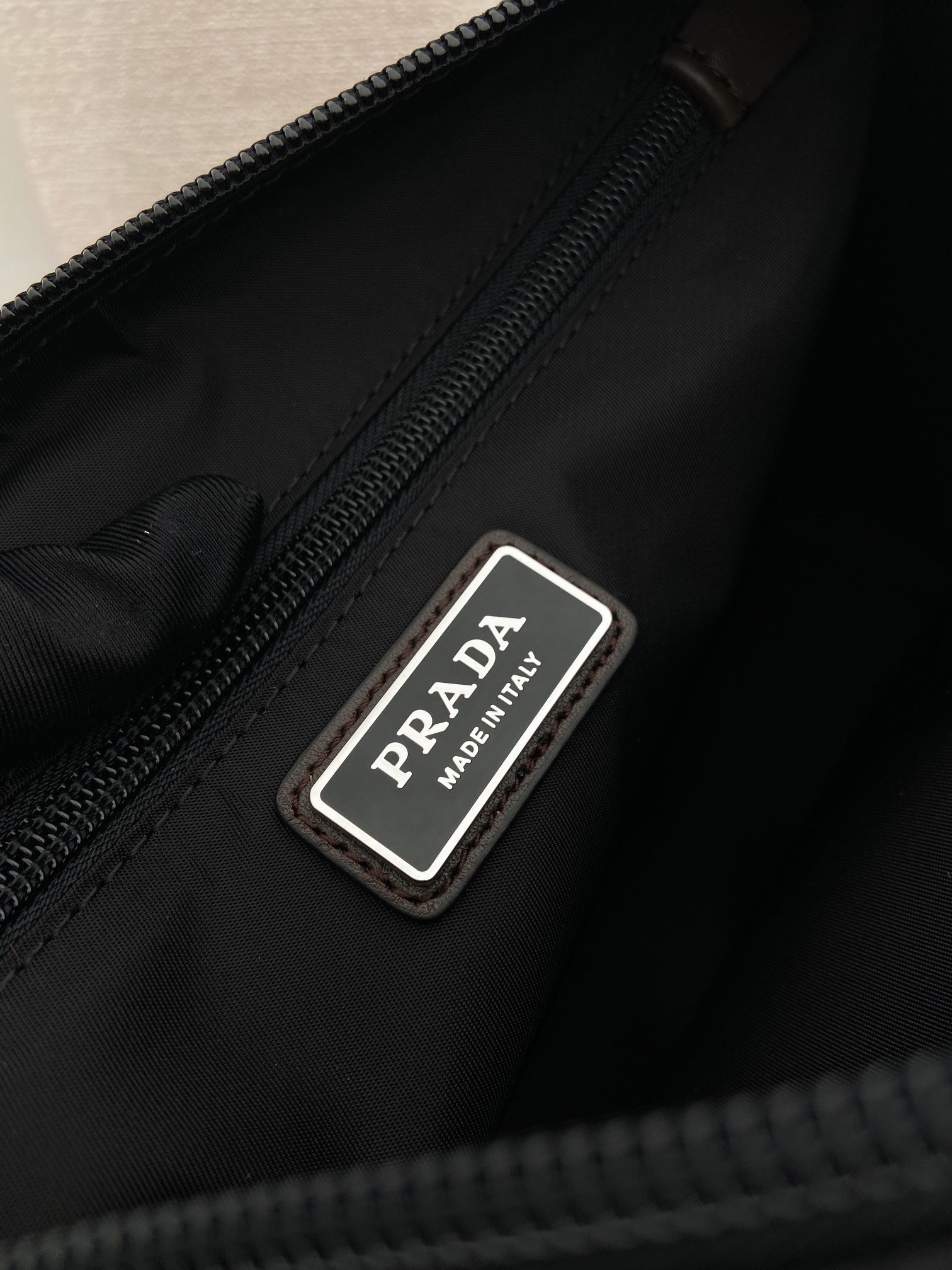 💰470🎉新款邮差包🎉2VH192新品🎉🎉
这款单肩包兼顾了功能性和装饰性，融合了都市风格和户外元素。Re-Nylon包袋设计轻巧紧凑，融入了丰富的技术细节，赋予配饰现代的运动风格。带可调节技术软线，可调编织尼龙长肩带，拉链封口。容量空间大，又是一款永久不过时爆款🎉🎉
长28x高17.5x底10cm🎉🎉🎉
