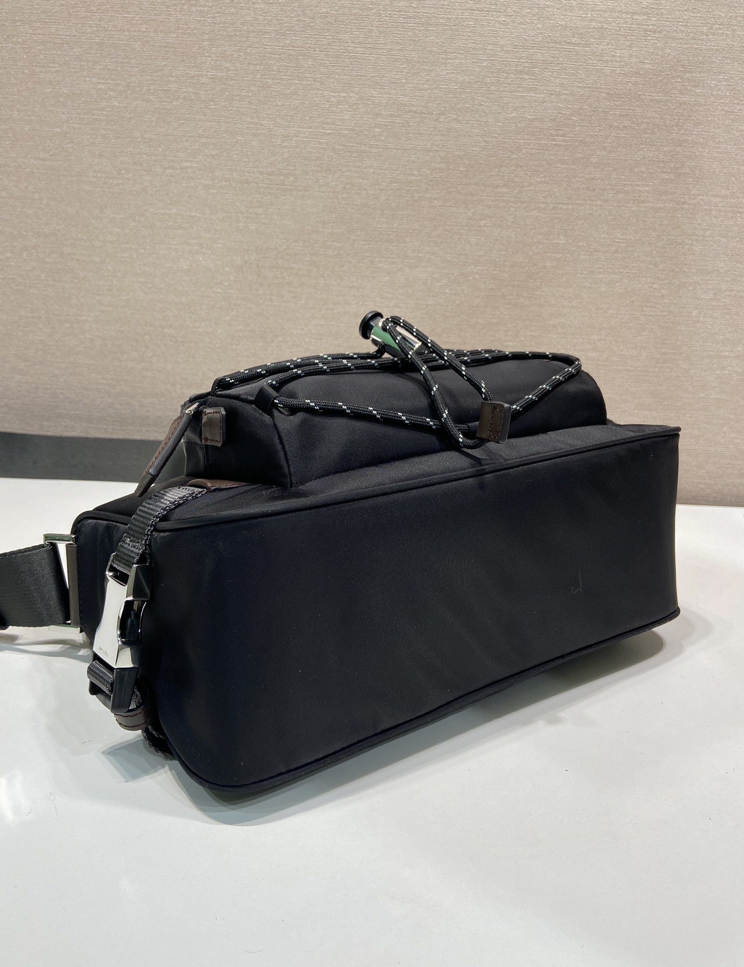 💰470🎉新款邮差包🎉2VH192新品🎉🎉
这款单肩包兼顾了功能性和装饰性，融合了都市风格和户外元素。Re-Nylon包袋设计轻巧紧凑，融入了丰富的技术细节，赋予配饰现代的运动风格。带可调节技术软线，可调编织尼龙长肩带，拉链封口。容量空间大，又是一款永久不过时爆款🎉🎉
长28x高17.5x底10cm🎉🎉🎉
