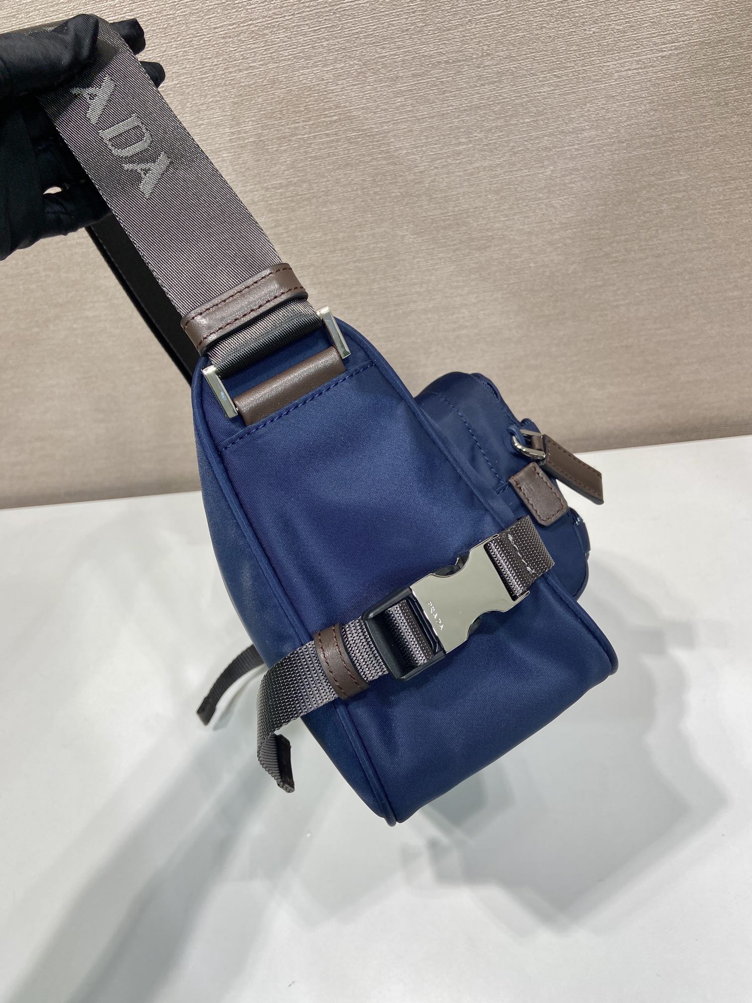 💰470🎉新款邮差包🎉2VH192新品🎉🎉
这款单肩包兼顾了功能性和装饰性，融合了都市风格和户外元素。Re-Nylon包袋设计轻巧紧凑，融入了丰富的技术细节，赋予配饰现代的运动风格。带可调节技术软线，可调编织尼龙长肩带，拉链封口。容量空间大，又是一款永久不过时爆款🎉🎉
长28x高17.5x底10cm🎉🎉🎉
