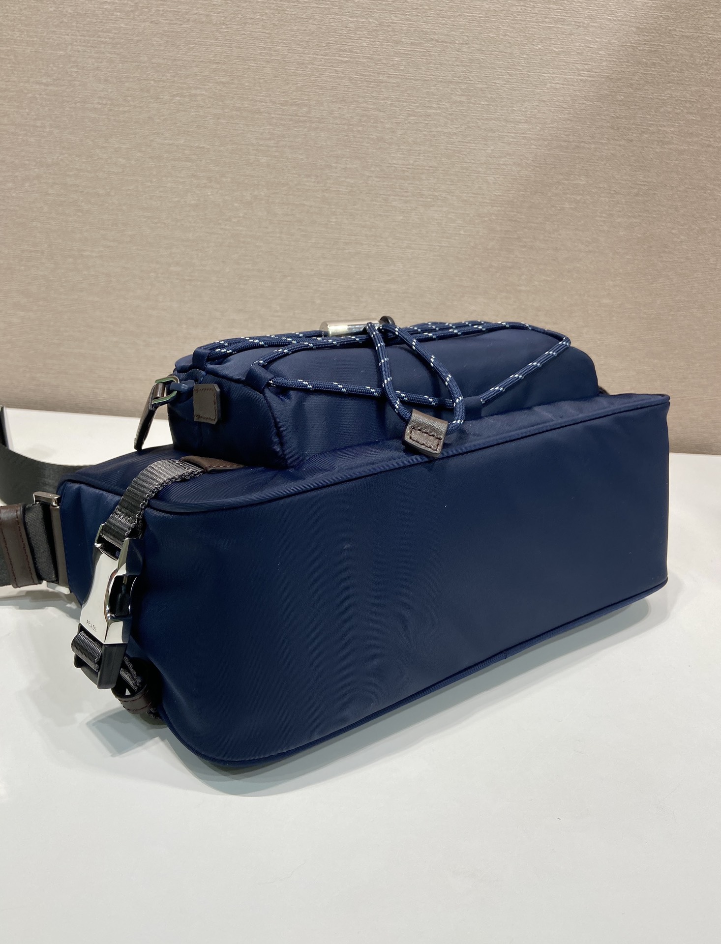 💰470🎉新款邮差包🎉2VH192新品🎉🎉
这款单肩包兼顾了功能性和装饰性，融合了都市风格和户外元素。Re-Nylon包袋设计轻巧紧凑，融入了丰富的技术细节，赋予配饰现代的运动风格。带可调节技术软线，可调编织尼龙长肩带，拉链封口。容量空间大，又是一款永久不过时爆款🎉🎉
长28x高17.5x底10cm🎉🎉🎉
