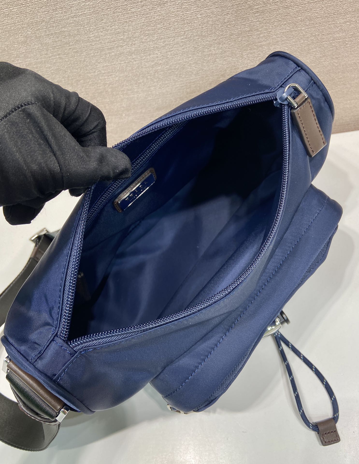 💰470🎉新款邮差包🎉2VH192新品🎉🎉
这款单肩包兼顾了功能性和装饰性，融合了都市风格和户外元素。Re-Nylon包袋设计轻巧紧凑，融入了丰富的技术细节，赋予配饰现代的运动风格。带可调节技术软线，可调编织尼龙长肩带，拉链封口。容量空间大，又是一款永久不过时爆款🎉🎉
长28x高17.5x底10cm🎉🎉🎉
