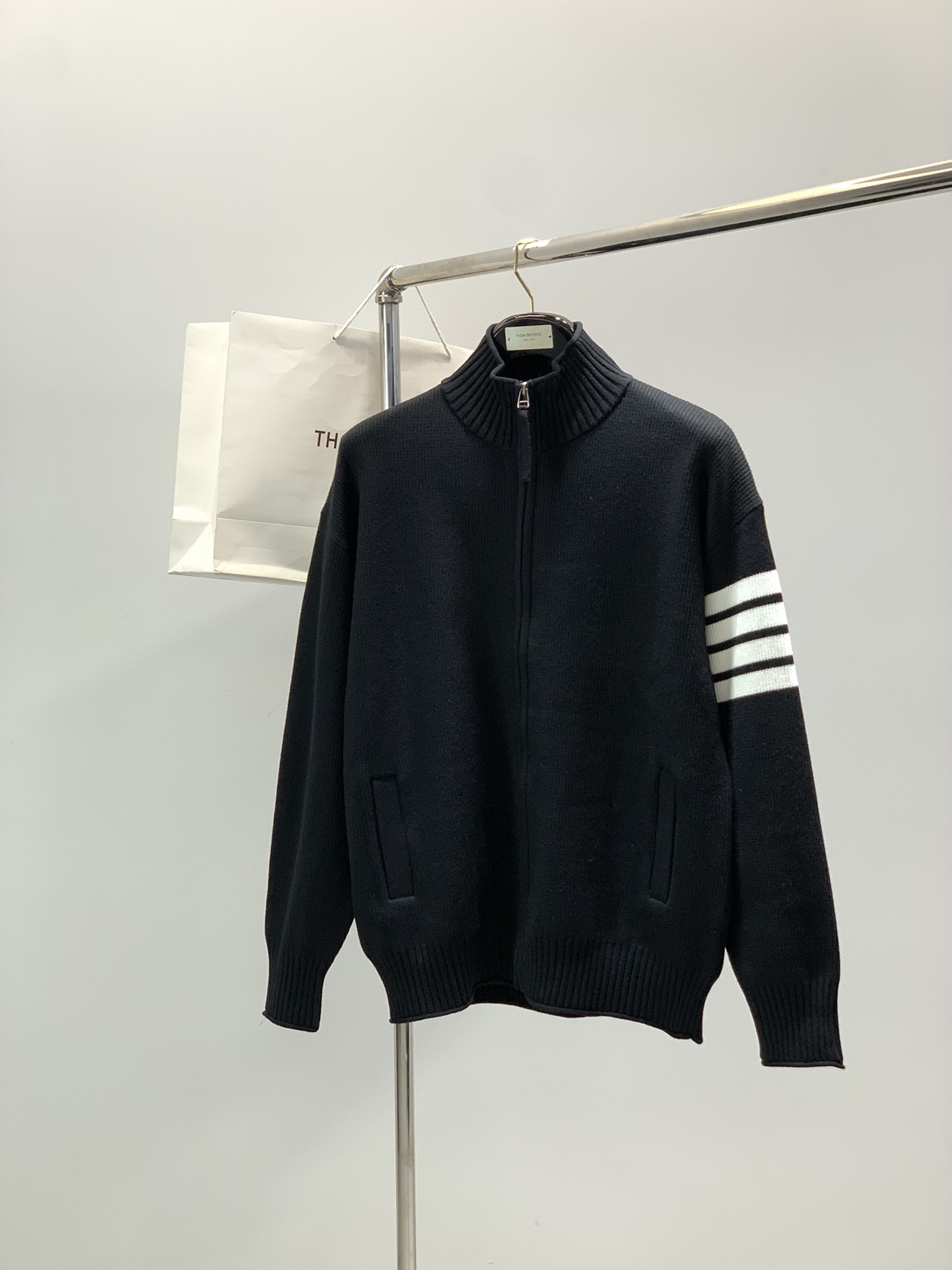 NO:646452,, Thom Browne, the latest winter product, fashionable casual knitted cardigan sweater, available at the counter simultaneously, original order, imported original fabric, excellent comfort, top printing technology letter pattern logo, original hardware accessories decoration, extremely high grade, easy to match, handsome and stylish upper body, 2 colors recommended, code number 1-4,,thom browne, sweaters, alexander wang19860909,Thom Browne 汤姆·布朗 ,冬季最新品,时尚休闲针织开衫毛衣,专柜同步有售,原单狠货,采用进口原版面料,舒适度极佳,顶级印花工艺字母图案logo,原版五金辅料装饰,档次极高,从容百搭,上身帅气有型,2色推荐,码数1-4,,thom browne,sweaters,alexander wang,Men's clothing