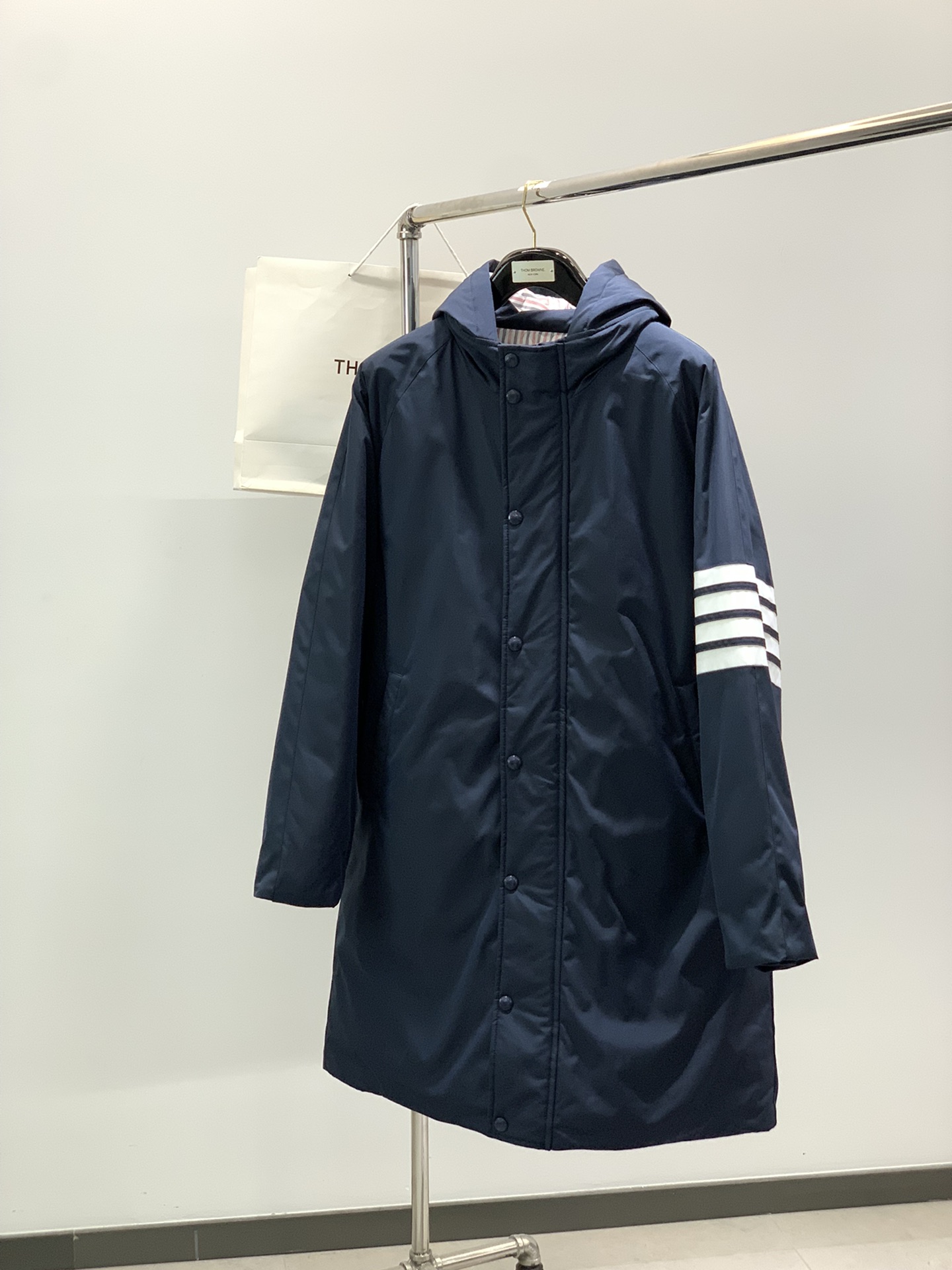 NO:646447,, Thom Browne, the latest winter product, fashionable and casual hooded long down jacket, available at the counter simultaneously, original order, imported original fabric, excellent comfort, top-notch printing technology letter pattern logo, original hardware accessories decoration, extremely high grade, easy and versatile, handsome and stylish upper body, 2 colors recommended, code number 0-2,,thom browne, down jacket, hats, alexander wang19860909,Thom Browne 汤姆·布朗 ,冬季最新品,时尚休闲连帽长款羽绒服,专柜同步有售,原单狠货,采用进口原版面料,舒适度极佳,顶级印花工艺字母图案logo,原版五金辅料装饰,档次极高,从容百搭,上身帅气有型,2色推荐,码数0-2,,thom browne,down jacket,hats,alexander wang,Men's clothing