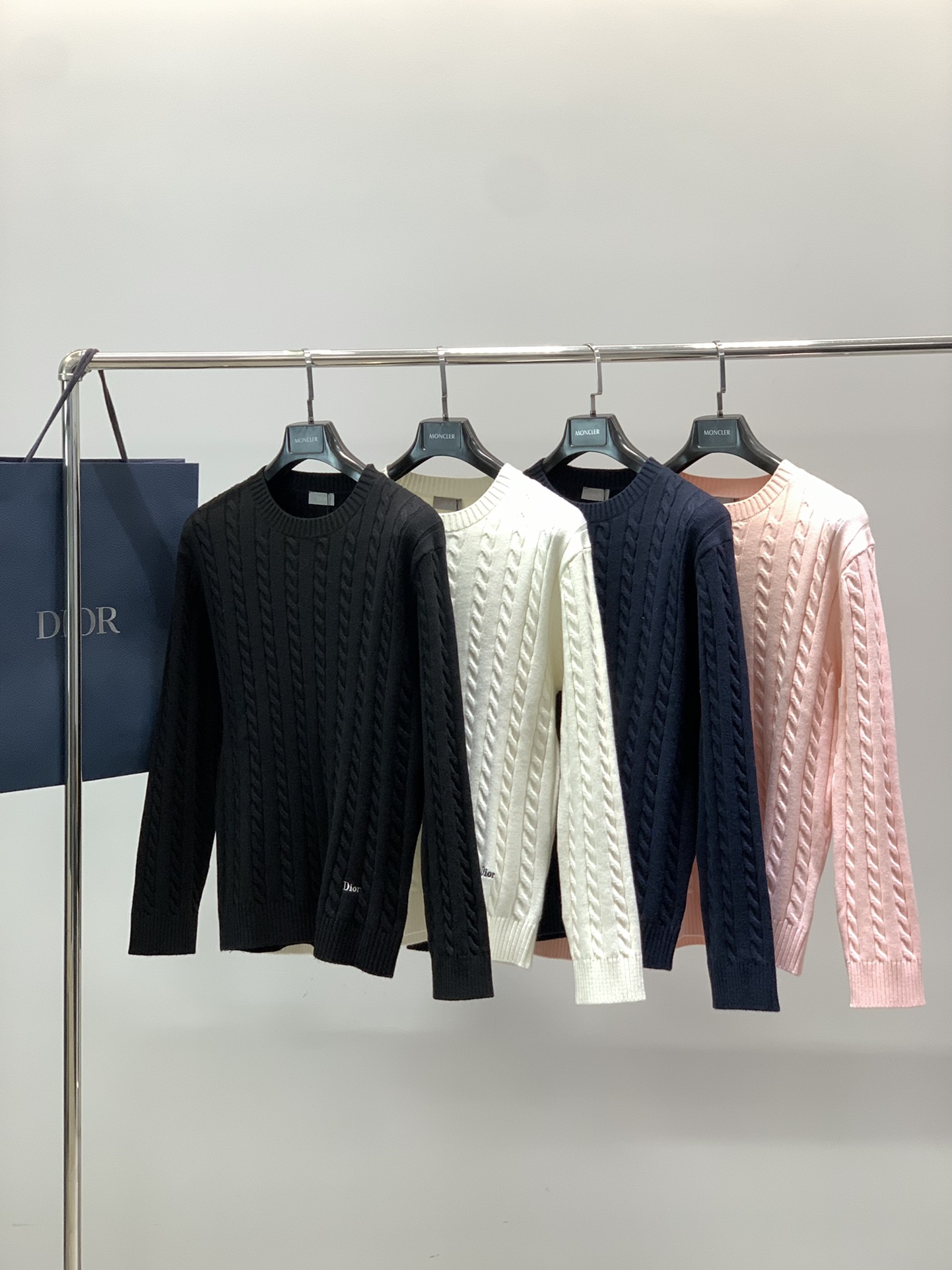 ，Dior 迪奥， 2025冬季新品，专柜同步有售，简约时尚休闲圆领长袖针织毛衣，原版进口面料，舒适透气