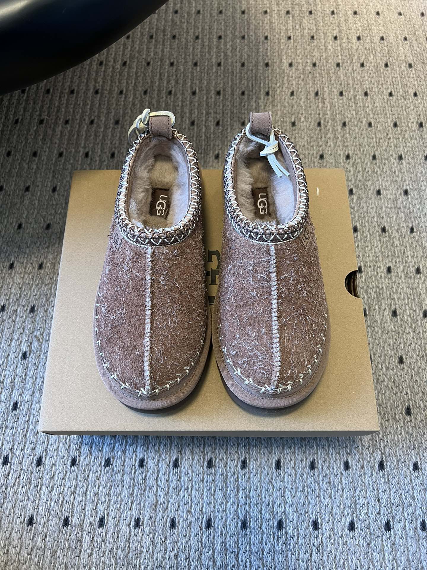 NO:630314,UGG comfortable flat-soled Tasman low-top loafers with plush velvet for autumn and winter are designed with plush lining, which is both warm and comfortable for the feet. They are suitable for wearing in autumn and winter. The upper is made of textured fabric, with a soft texture and casual style, suitable for daily home or light outdoor scenes.  The shoe mouth is decorated with contrasting stitching to increase the level of detail and enhance visual recognition. The shoe is a slip-on style, which is easy to put on and take off. The drawstring design can fine-tune the tightness of the shoe mouth. The color scheme is mainly low-saturated light colors, and the style is simple and versatile, easy to match with all kinds of casual clothing. The upper is made of high-mercerized cow velvet, and the inner lining is Longfeng A-grade fur. The outsole is EVA foam and has a height of 3cm.  Size 35-40 (customized size 40 is non-refundable), half-slip fur shoes19860909UGG秋冬季加绒舒适平底塔斯曼低帮懒人鞋 采用毛绒内里设计,兼具保暖性与舒适脚感,适配秋冬季节穿着.鞋面为纹理面料,质感柔和且带有休闲风格,适配日常居家或轻户外场景. 鞋口处有撞色缝线装饰,增加细节层次感,提升视觉辨识度.鞋型为套脚款式,穿脱便捷,搭配抽绳设计可微调鞋口松紧.配色以低饱和浅色系为主,风格简约百搭,易与各类休闲服饰搭配. 鞋面高丝光牛绒 内里隆丰A级皮毛一体 大底EVA发泡大底 增高3cm size35-40码（40码定制不退换）,半拖毛毛鞋,Women's Shoes