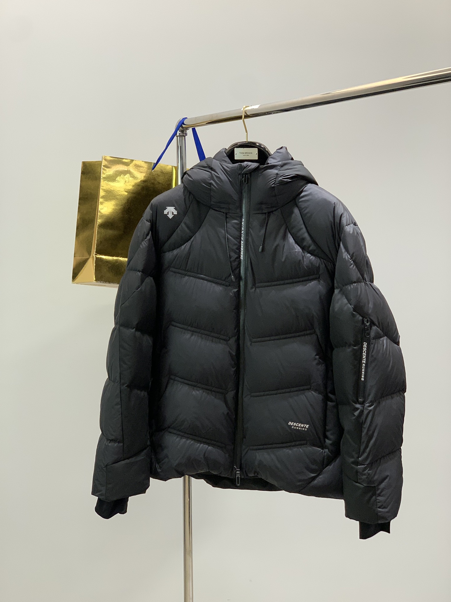 NO:656412,, DESCENTE Desante, 2025 winter new style, fashionable and casual hooded down jacket, available at counters simultaneously, original order, top-notch printing technology letter pattern decoration logo, original hardware accessories decoration, extremely high grade, fashionable and stylish upper body, complete three labels, a must-have item for fashionistas, 2 colors recommended, size M-3XL,, down jacket, hats, alexander wang19860909,DESCENTE 迪桑特,2025冬季新款,时尚休闲连帽羽绒服,专柜同步有售,原单狠货,顶级印花工艺字母图案装饰logo,原版五金辅料装饰,档次极高,上身时尚有型,三标齐全,潮人必备单品,2色推荐,码数M-3XL,,down jacket,hats,alexander wang,Men's clothing