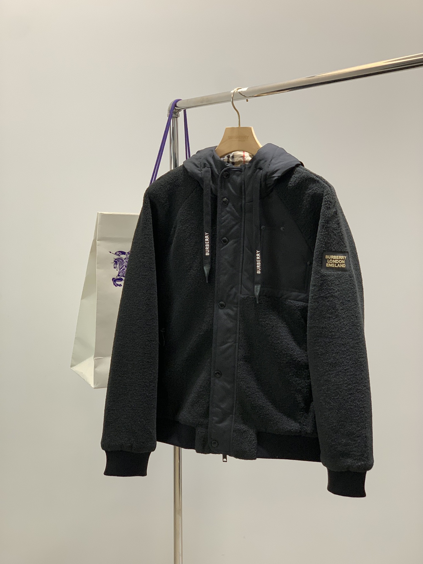 ，Burberry 巴宝莉，2025冬季最新品，专柜同步有售，原单狠货，时尚休闲连帽拼接外套，进口原版面