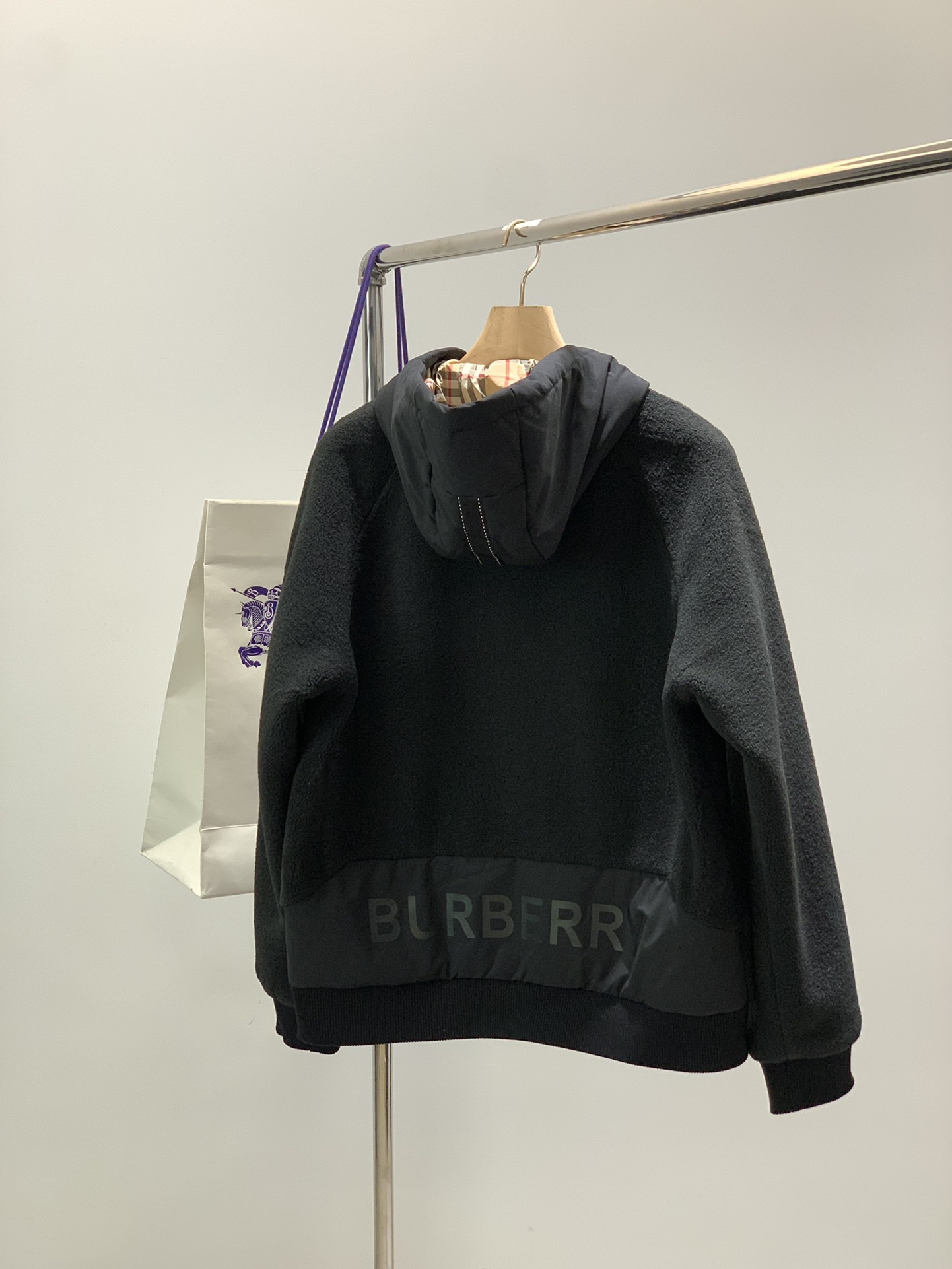 ，Burberry 巴宝莉，2025冬季最新品，专柜同步有售，原单狠货，时尚休闲连帽拼接外套，进口原版面