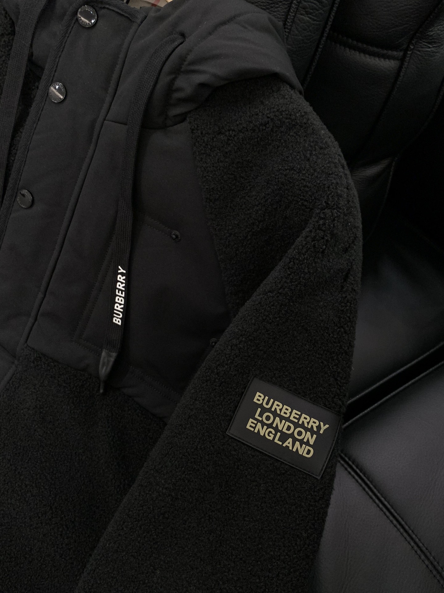 ，Burberry 巴宝莉，2025冬季最新品，专柜同步有售，原单狠货，时尚休闲连帽拼接外套，进口原版面