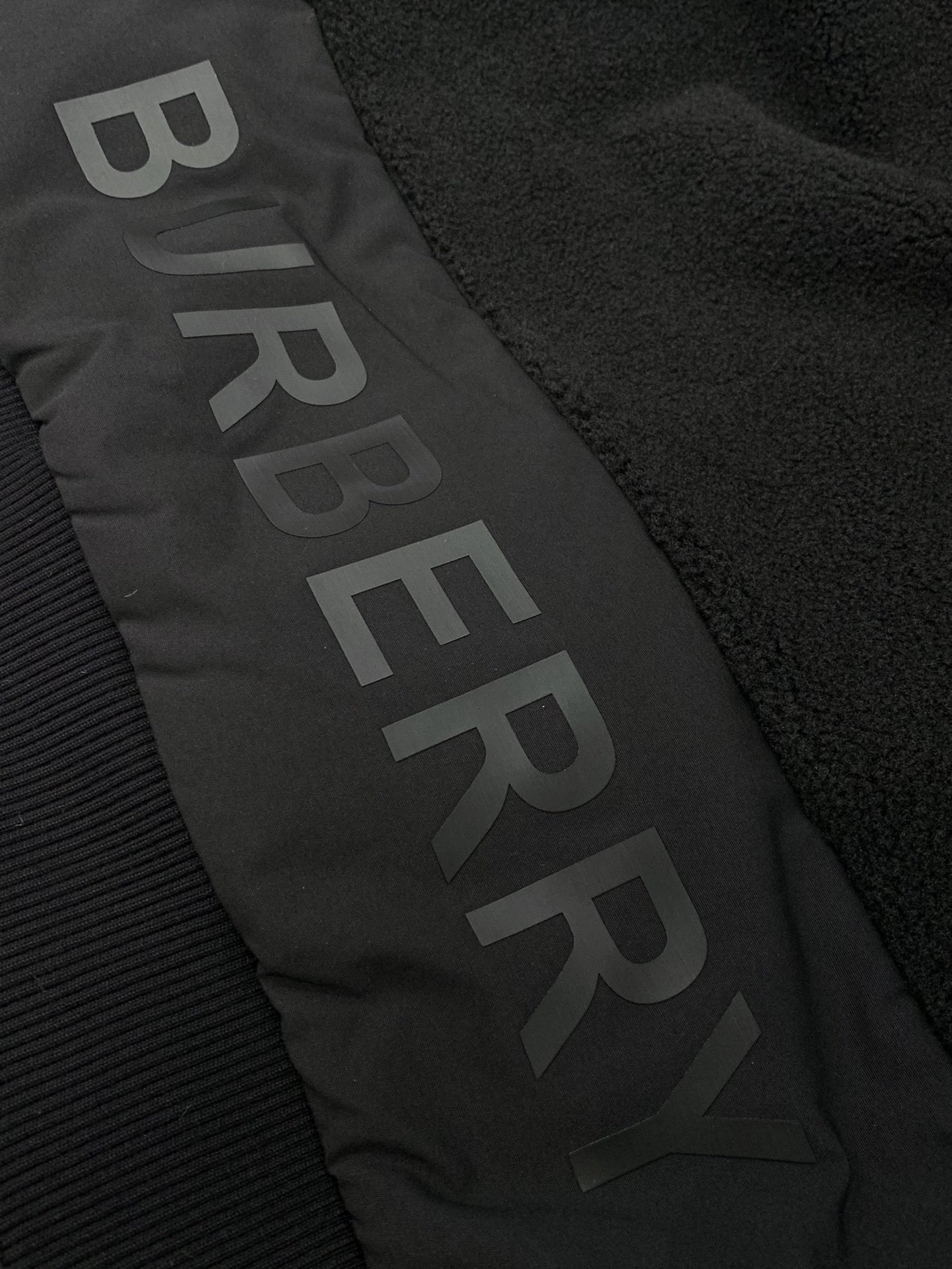 ，Burberry 巴宝莉，2025冬季最新品，专柜同步有售，原单狠货，时尚休闲连帽拼接外套，进口原版面