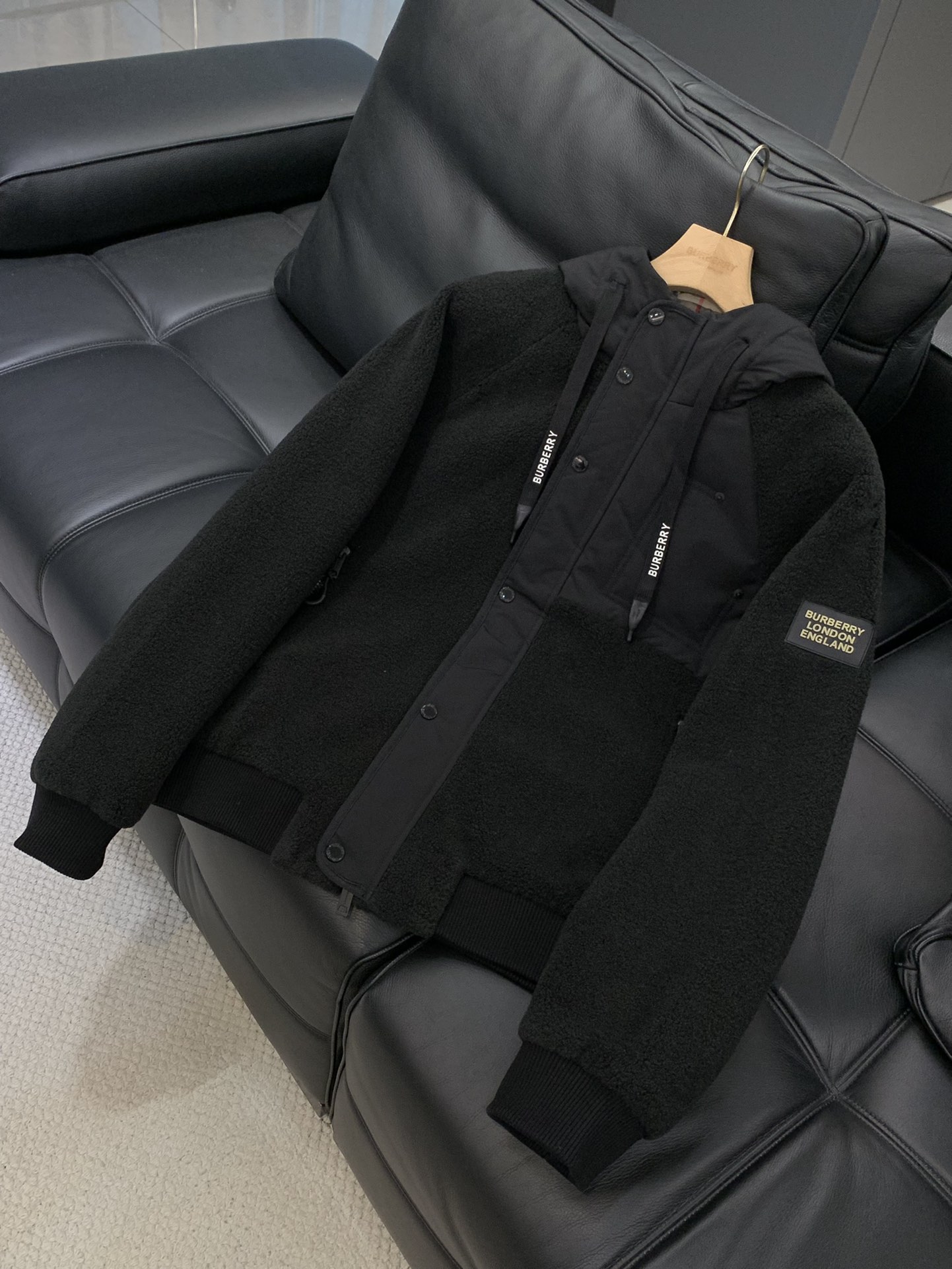 ，Burberry 巴宝莉，2025冬季最新品，专柜同步有售，原单狠货，时尚休闲连帽拼接外套，进口原版面