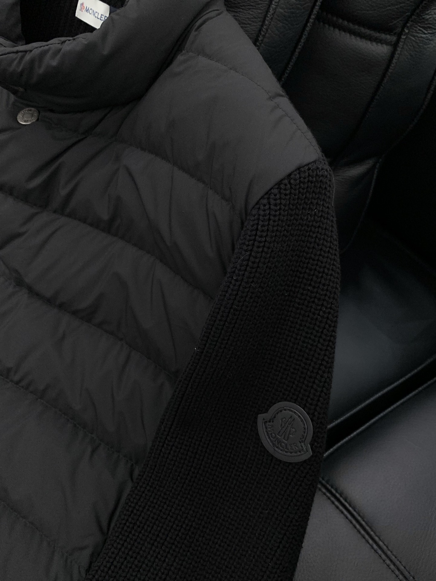 ，Moncler 蒙口，2025冬季最新品，专柜同步有售，原单狠货，时尚休闲拼接羽绒服，上身舒适！吸睛而