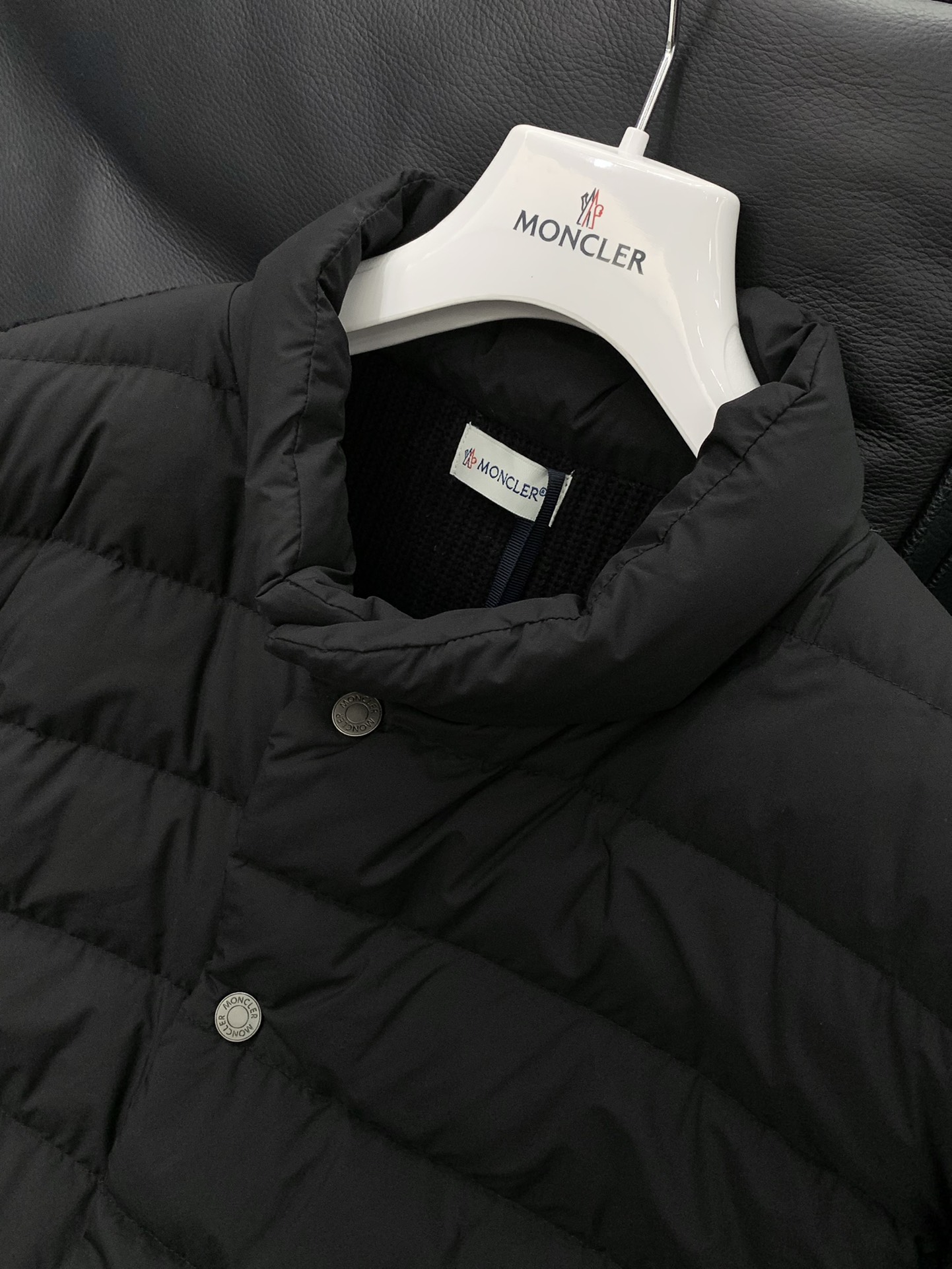 ，Moncler 蒙口，2025冬季最新品，专柜同步有售，原单狠货，时尚休闲拼接羽绒服，上身舒适！吸睛而