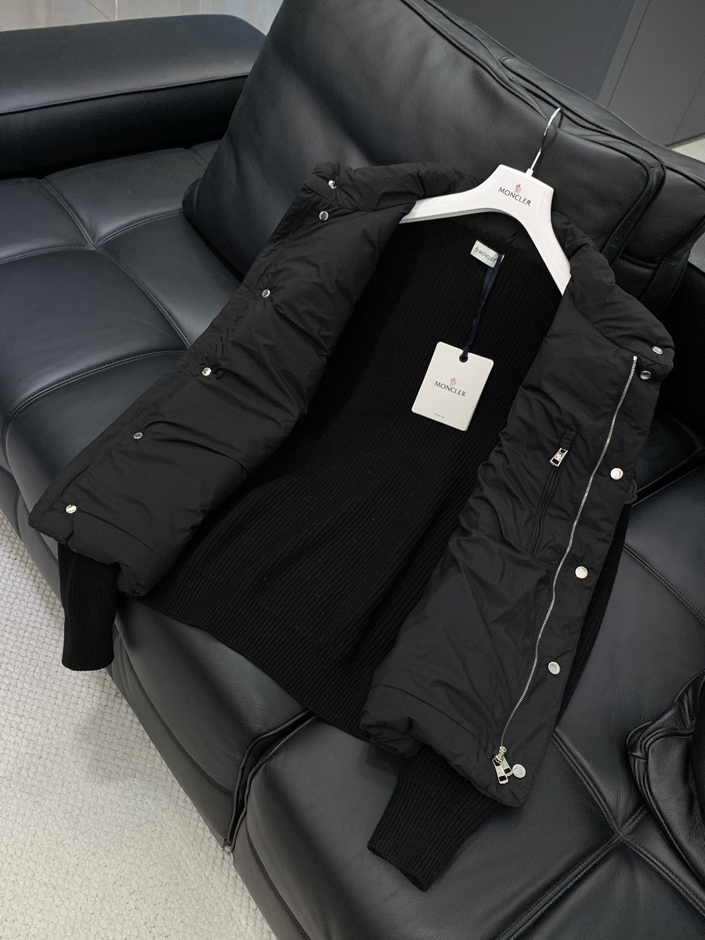 ，Moncler 蒙口，2025冬季最新品，专柜同步有售，原单狠货，时尚休闲拼接羽绒服，上身舒适！吸睛而