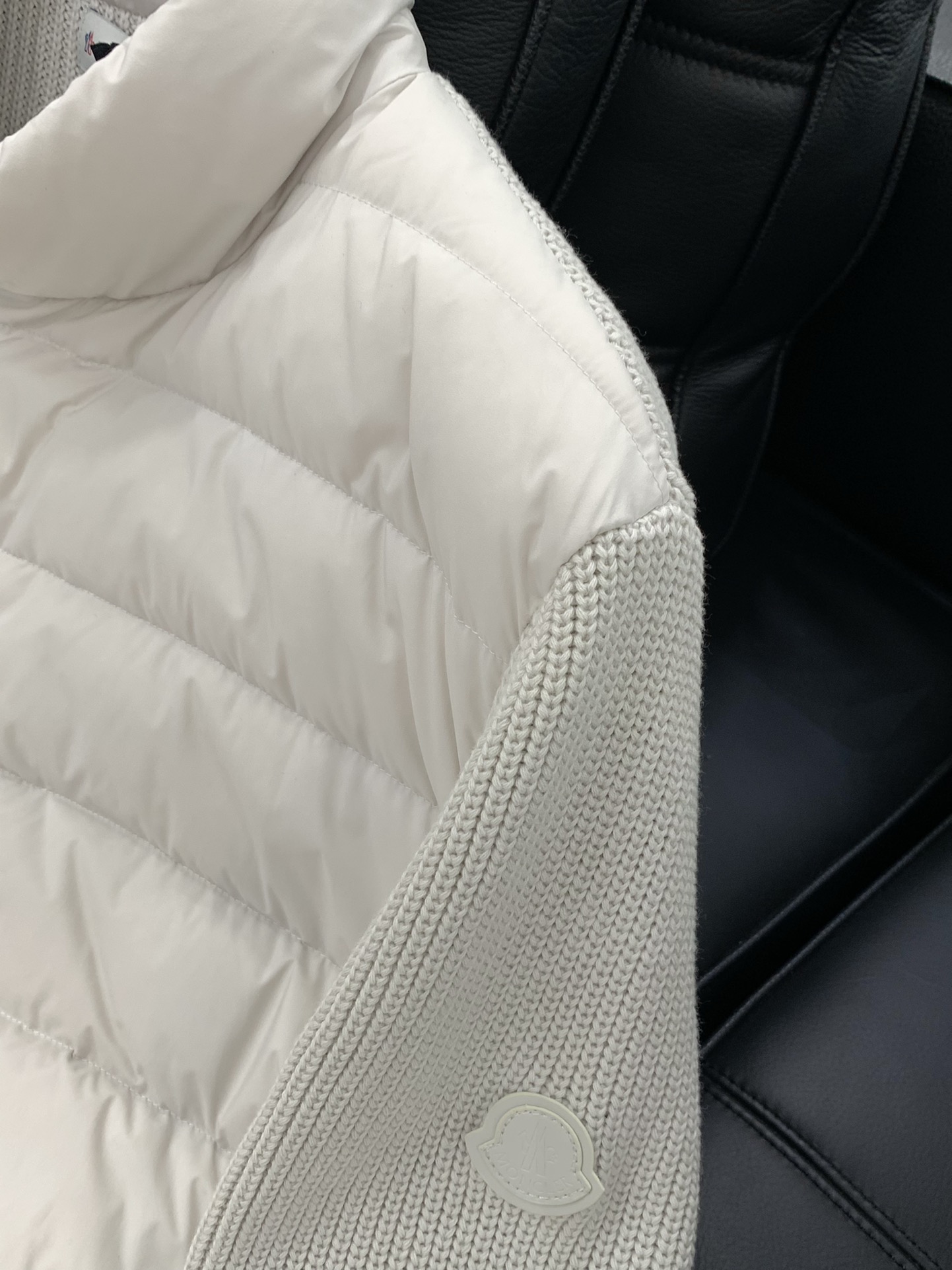 ，Moncler 蒙口，2025冬季最新品，专柜同步有售，原单狠货，时尚休闲拼接羽绒服，上身舒适！吸睛而