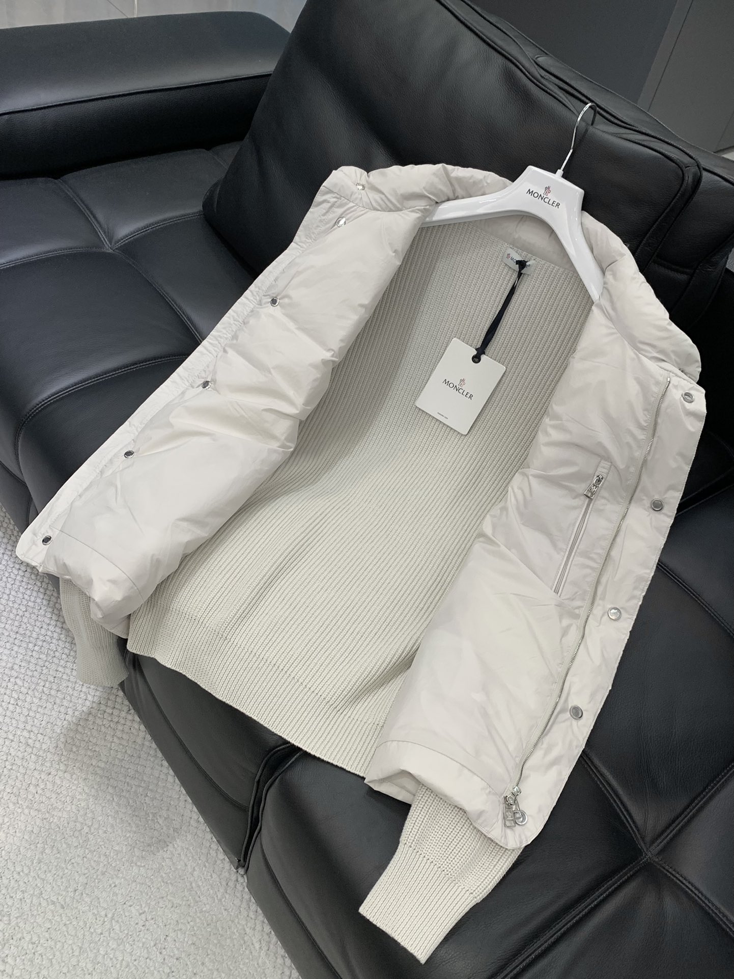 ，Moncler 蒙口，2025冬季最新品，专柜同步有售，原单狠货，时尚休闲拼接羽绒服，上身舒适！吸睛而