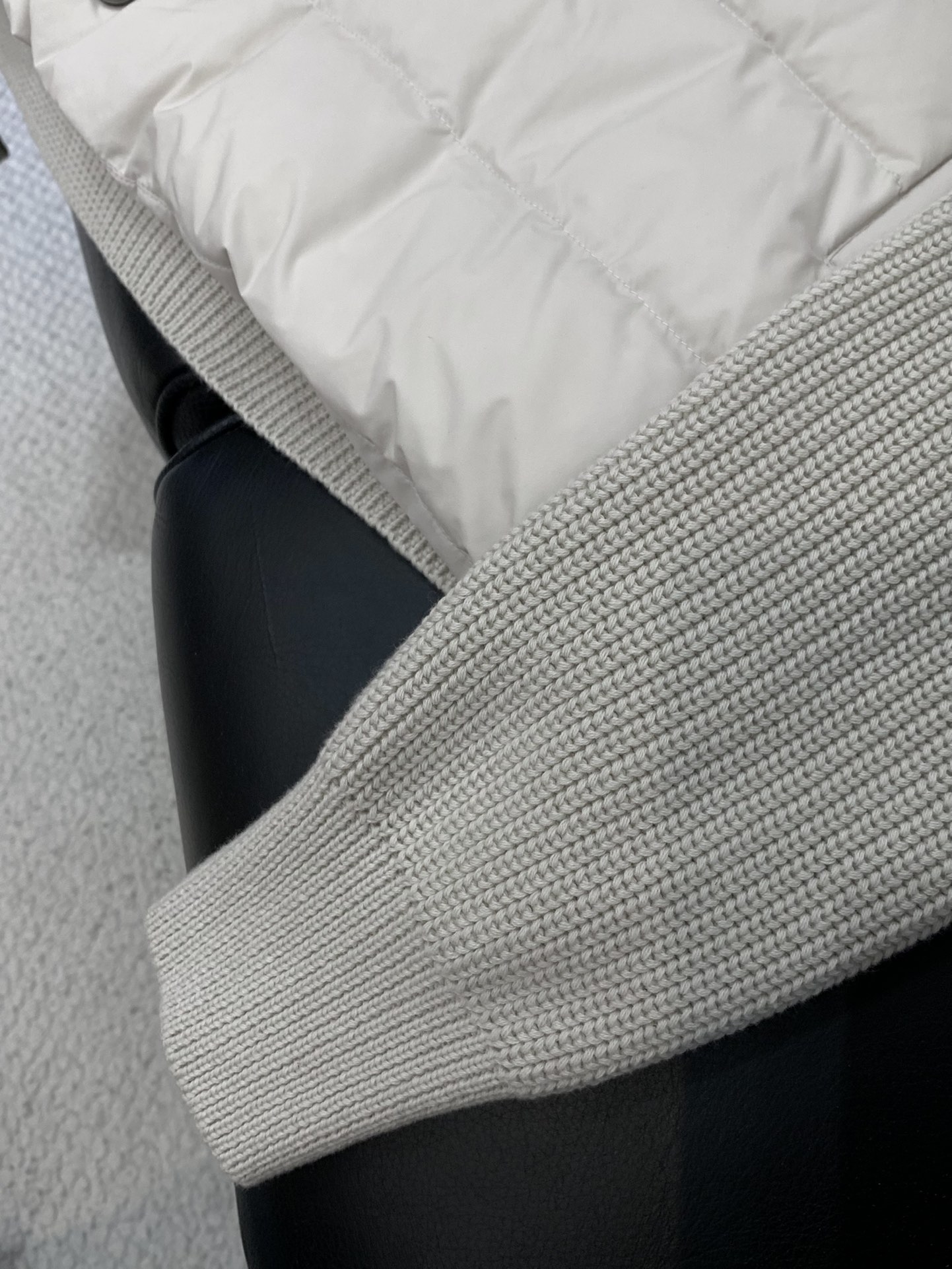 ，Moncler 蒙口，2025冬季最新品，专柜同步有售，原单狠货，时尚休闲拼接羽绒服，上身舒适！吸睛而