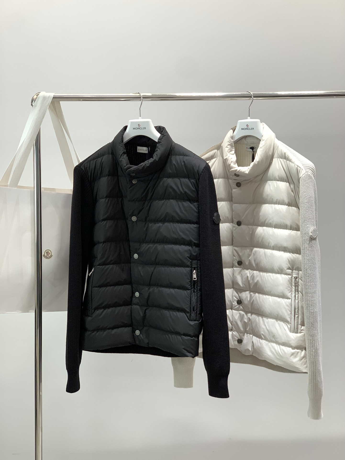 ，Moncler 蒙口，2025冬季最新品，专柜同步有售，原单狠货，时尚休闲拼接羽绒服，上身舒适！吸睛而